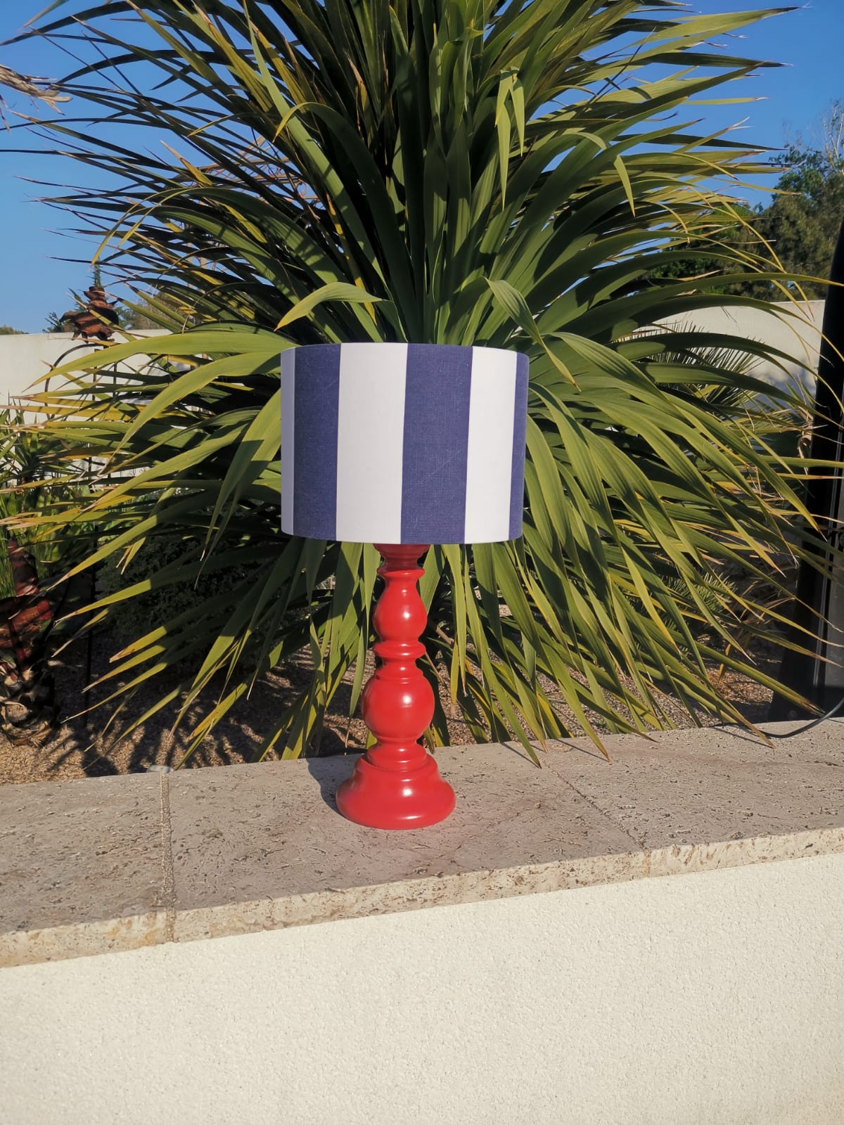 Grande lampe pied bois rouge abat-jour RAYURES bleu marine