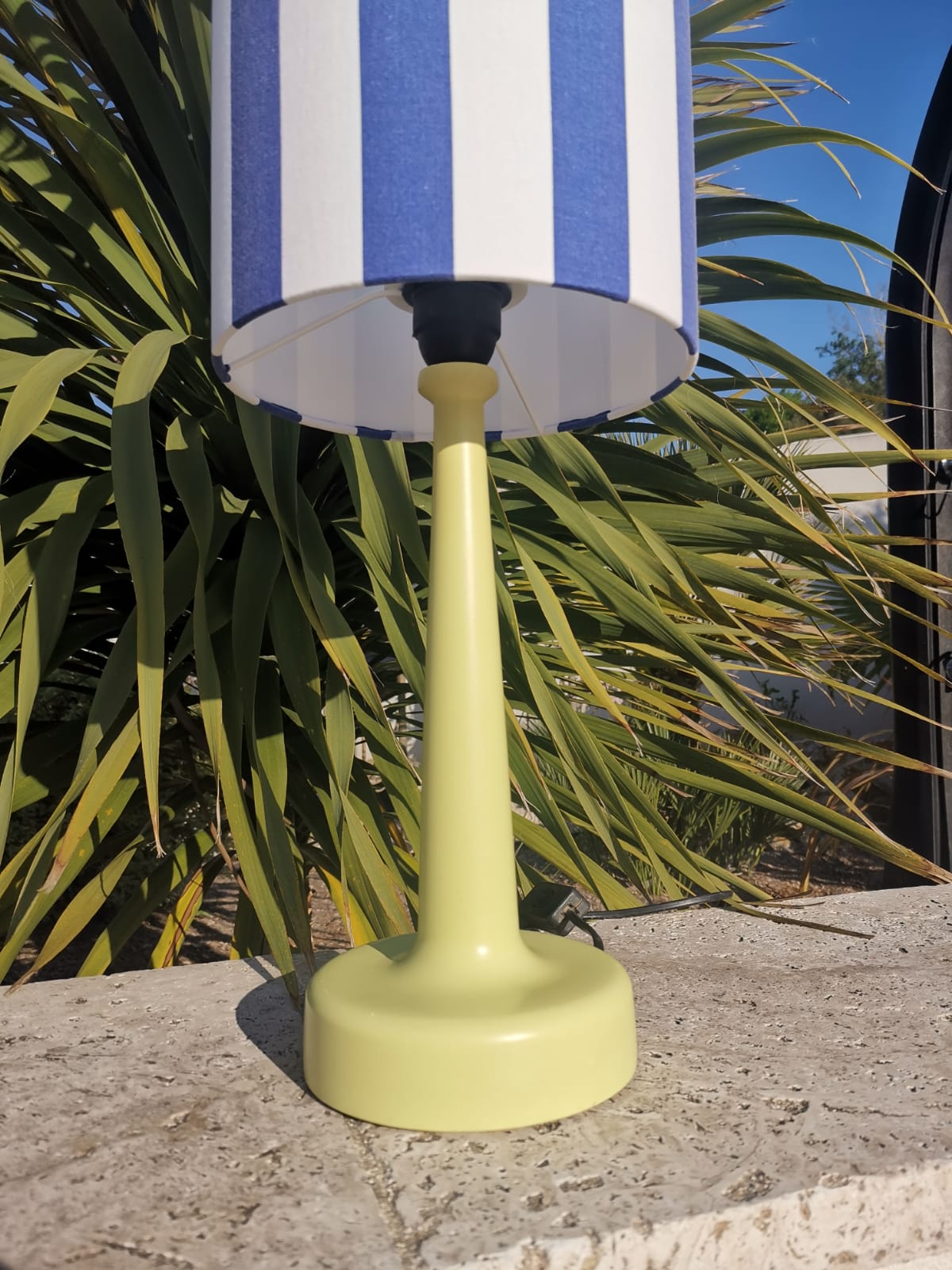 Lampe pied bois vert anis abat-jour RAYURES bleu marine