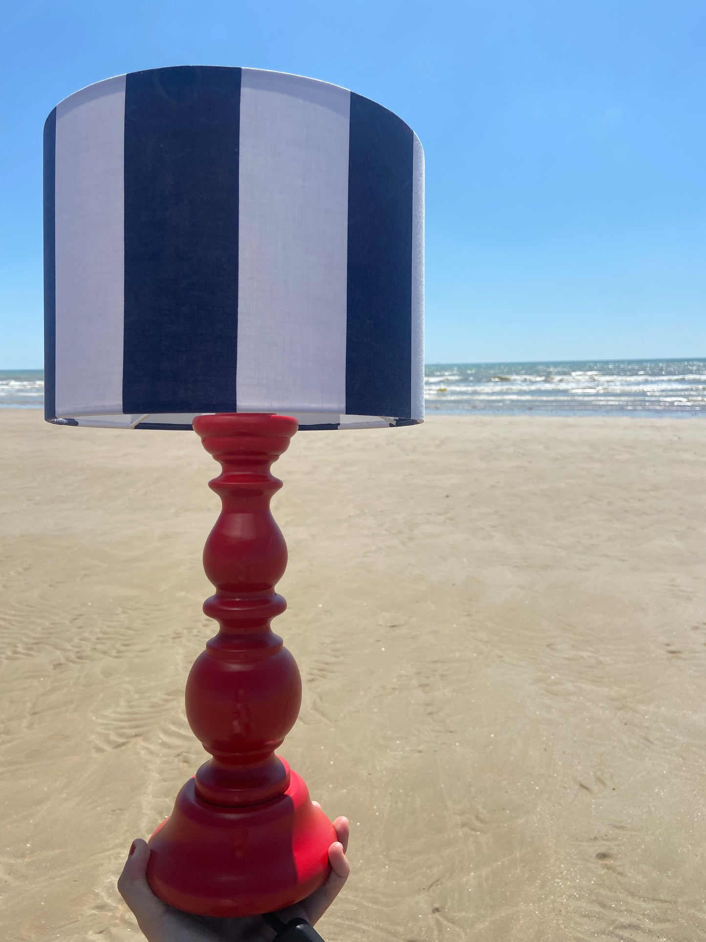 Grande lampe pied bois rouge abat-jour RAYURES bleu marine