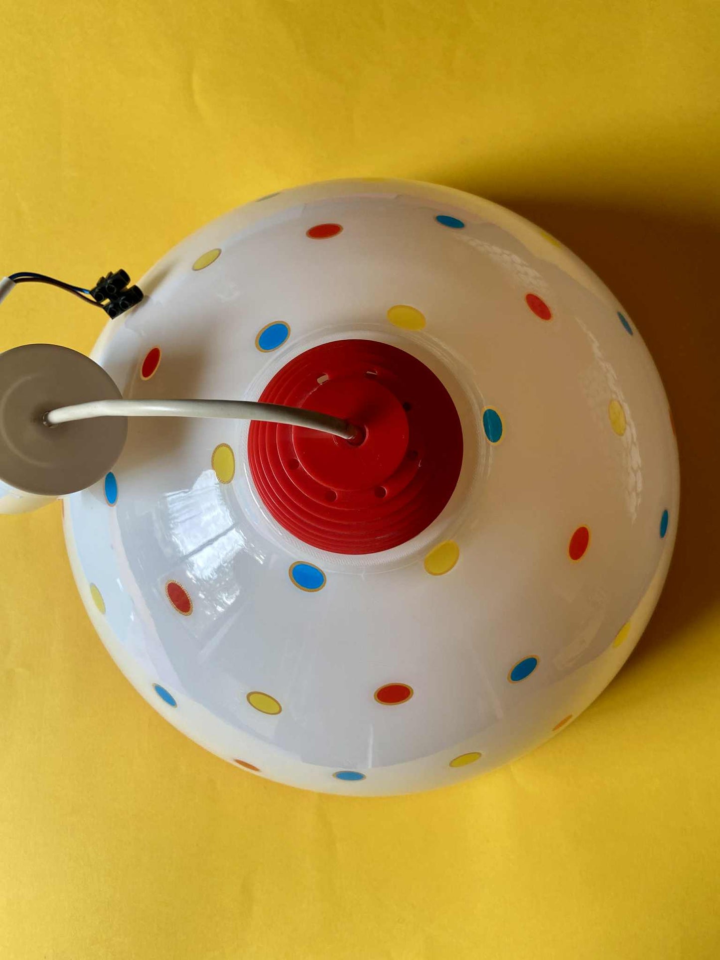 Suspension plastique à POIS couleurs primaires