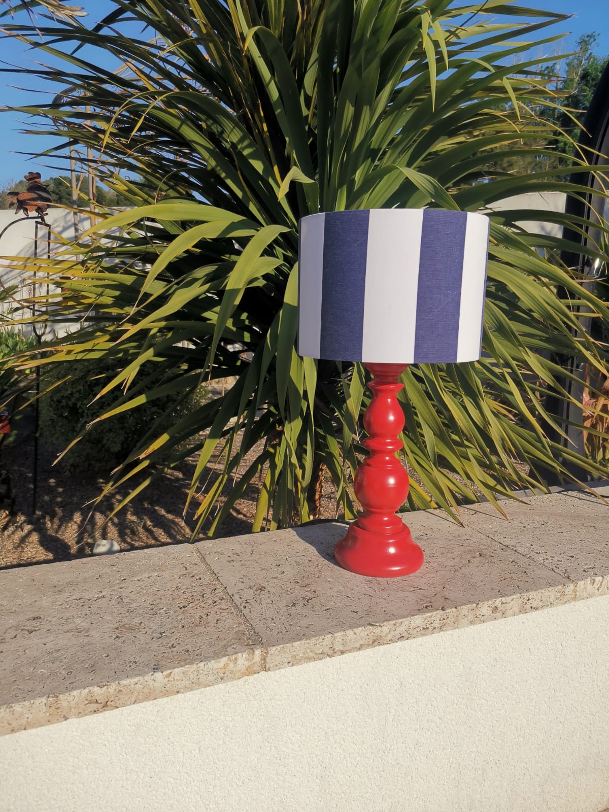 Grande lampe pied bois rouge abat-jour RAYURES bleu marine