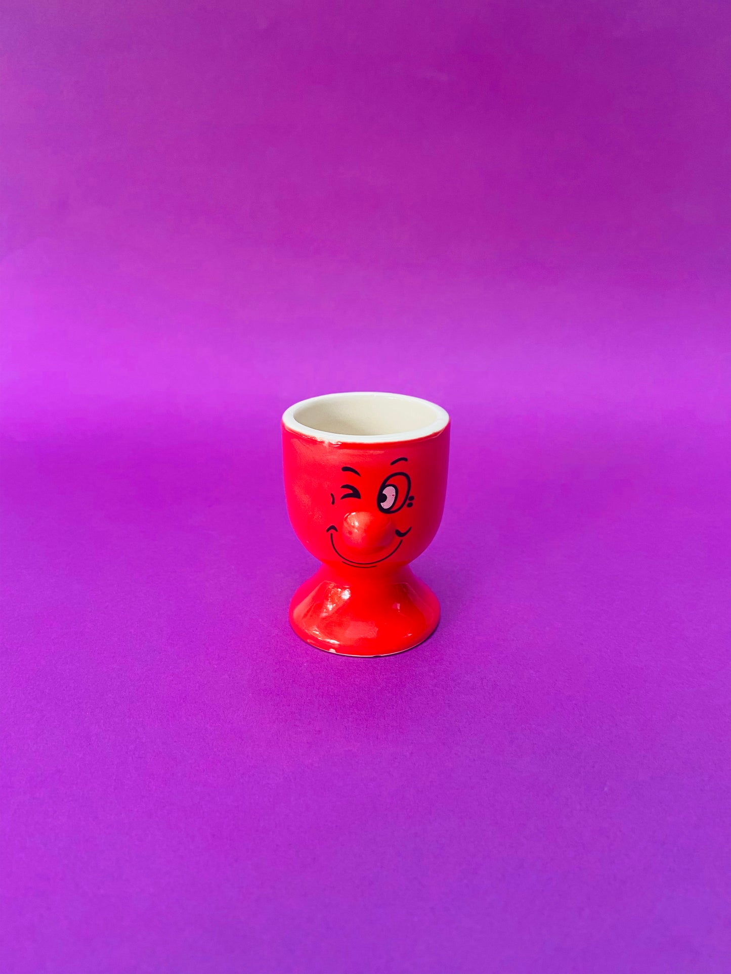 Coquetier rouge « CLIN D’ŒIL »