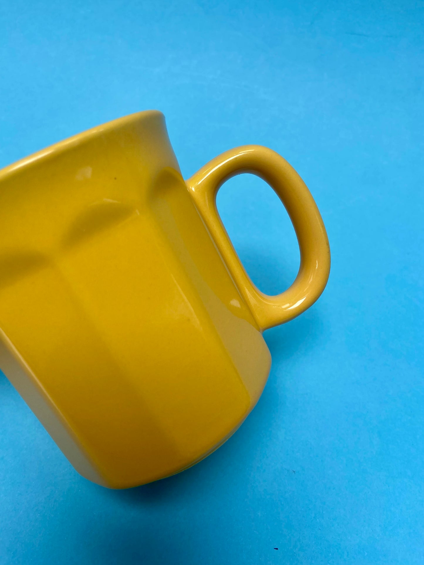 Mug côtelé JAUNE SOLEIL