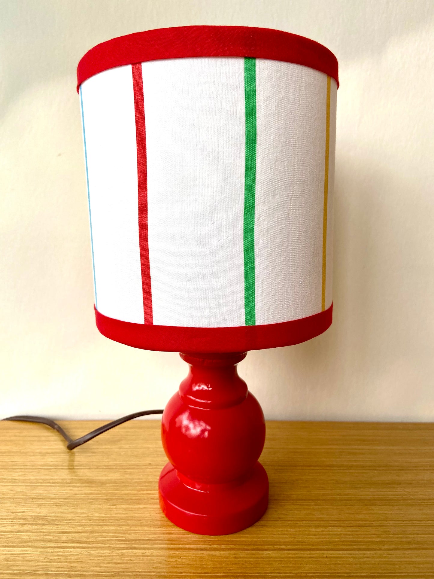 Petite lampe de chevet CHACH Créa pied rouge abat jour rayures couleurs primaires