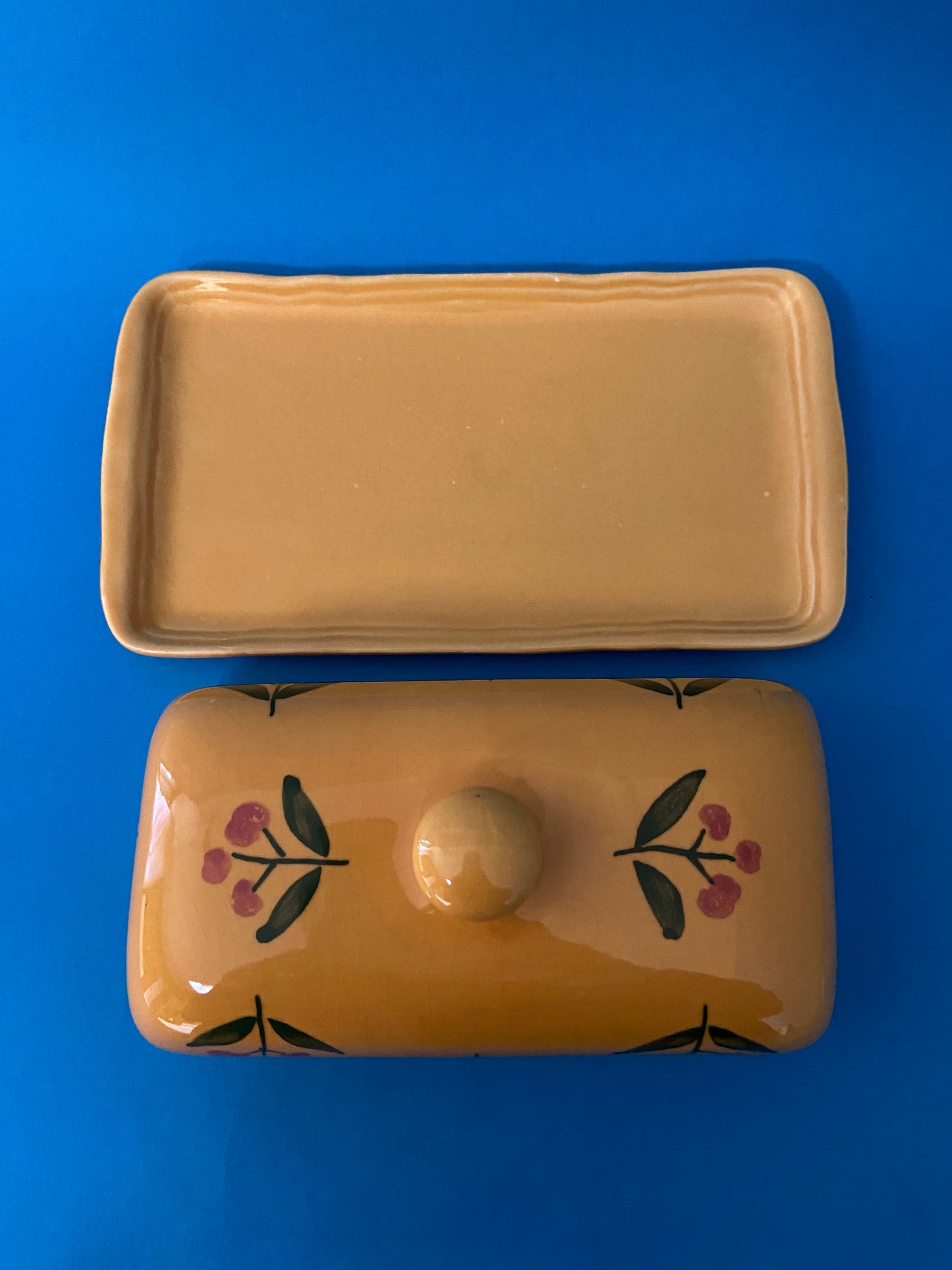Beurrier céramique jaune orangé motif CERISES