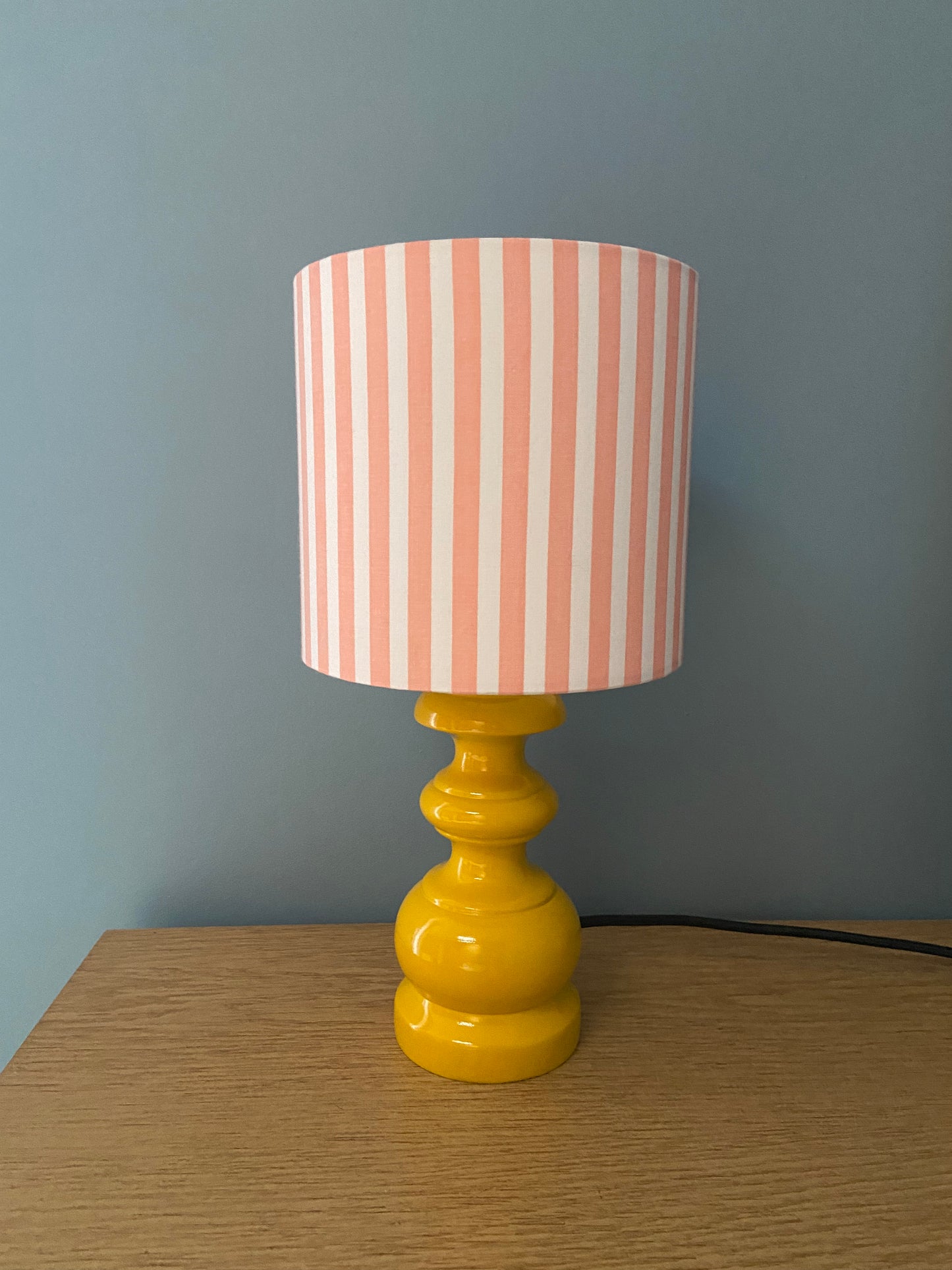 Lampe Créa CHACH rayures roses pied jaune