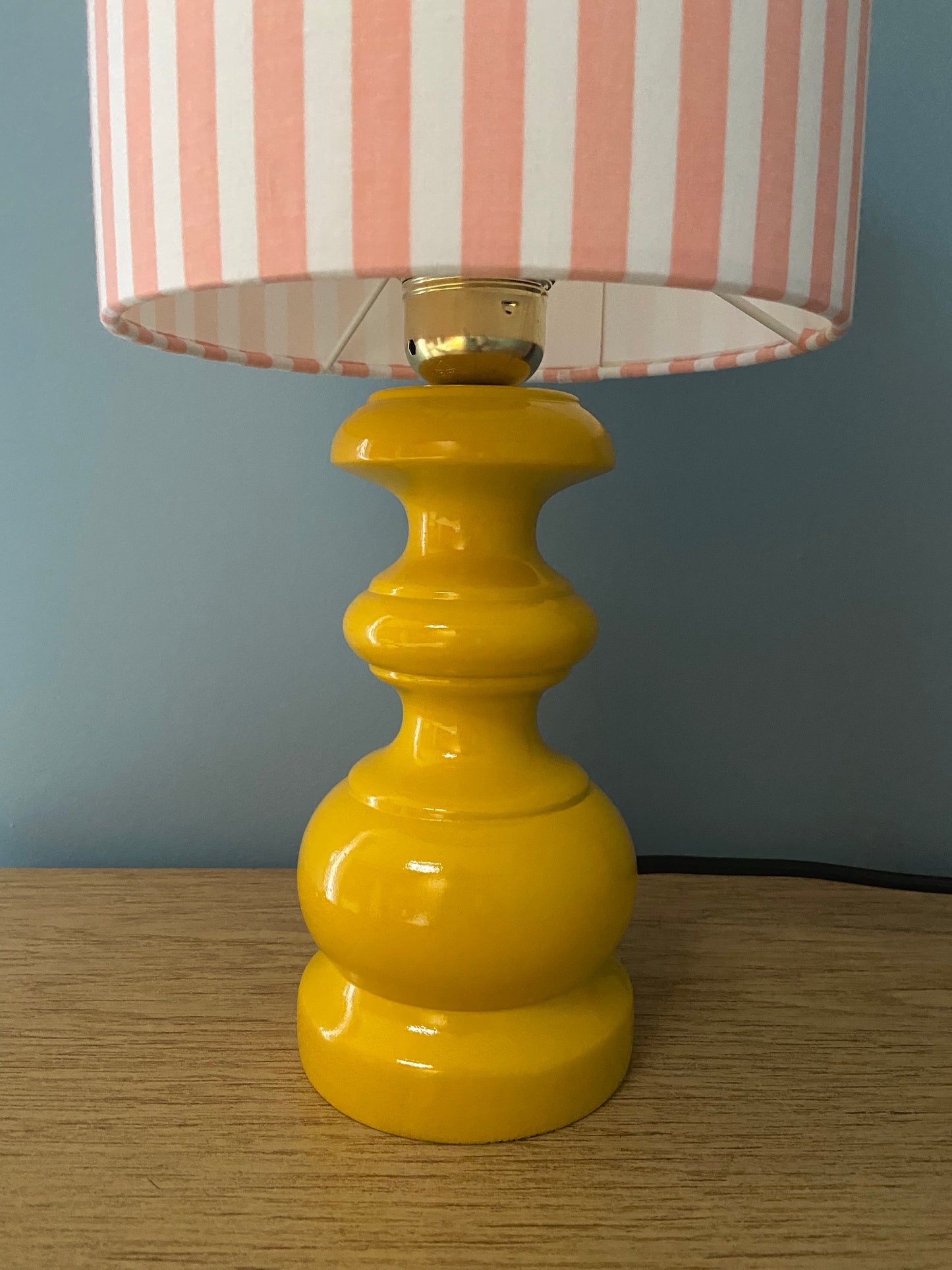 Lampe Créa CHACH rayures roses pied jaune