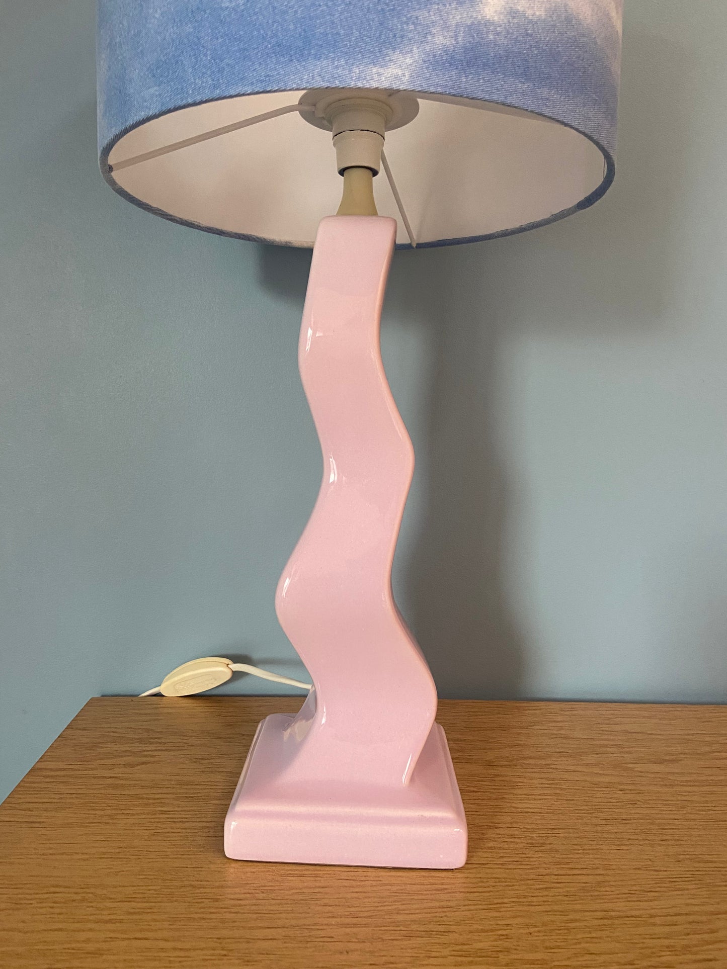 Lampe Créa CHACH pied céramique ondulé rose poudré abat-jour CIEL