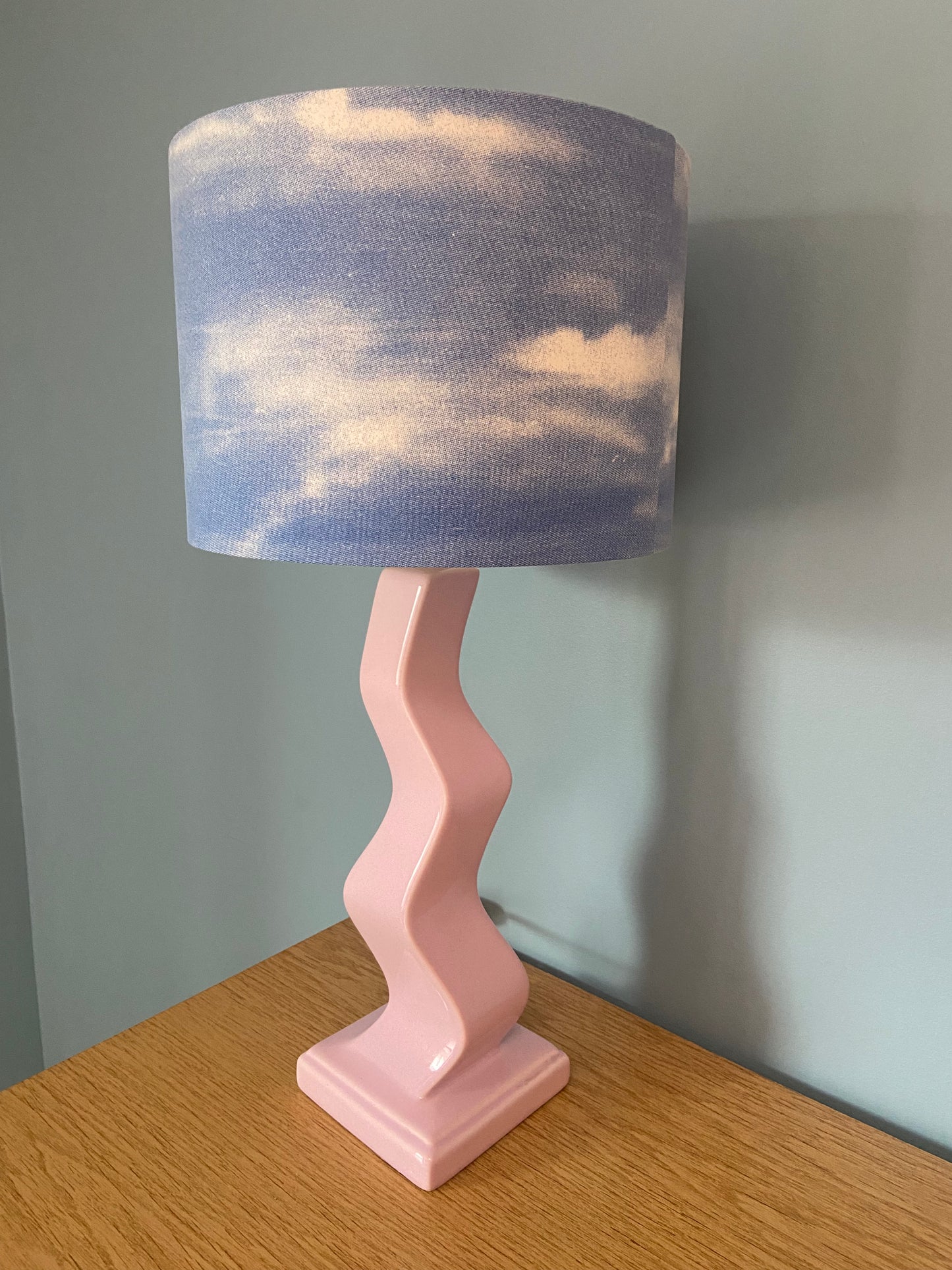 Lampe Créa CHACH pied céramique ondulé rose poudré abat-jour CIEL