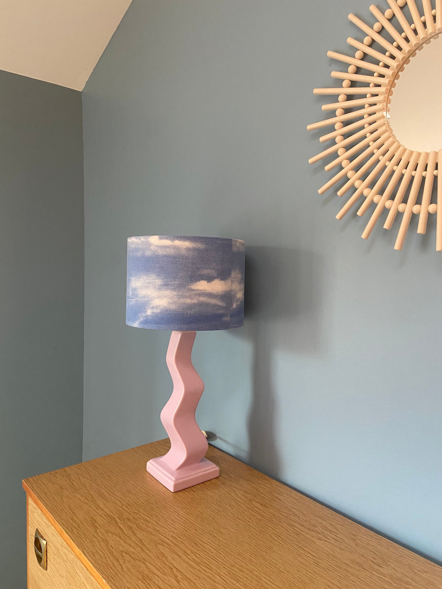 Lampe Créa CHACH pied céramique ondulé rose poudré abat-jour CIEL