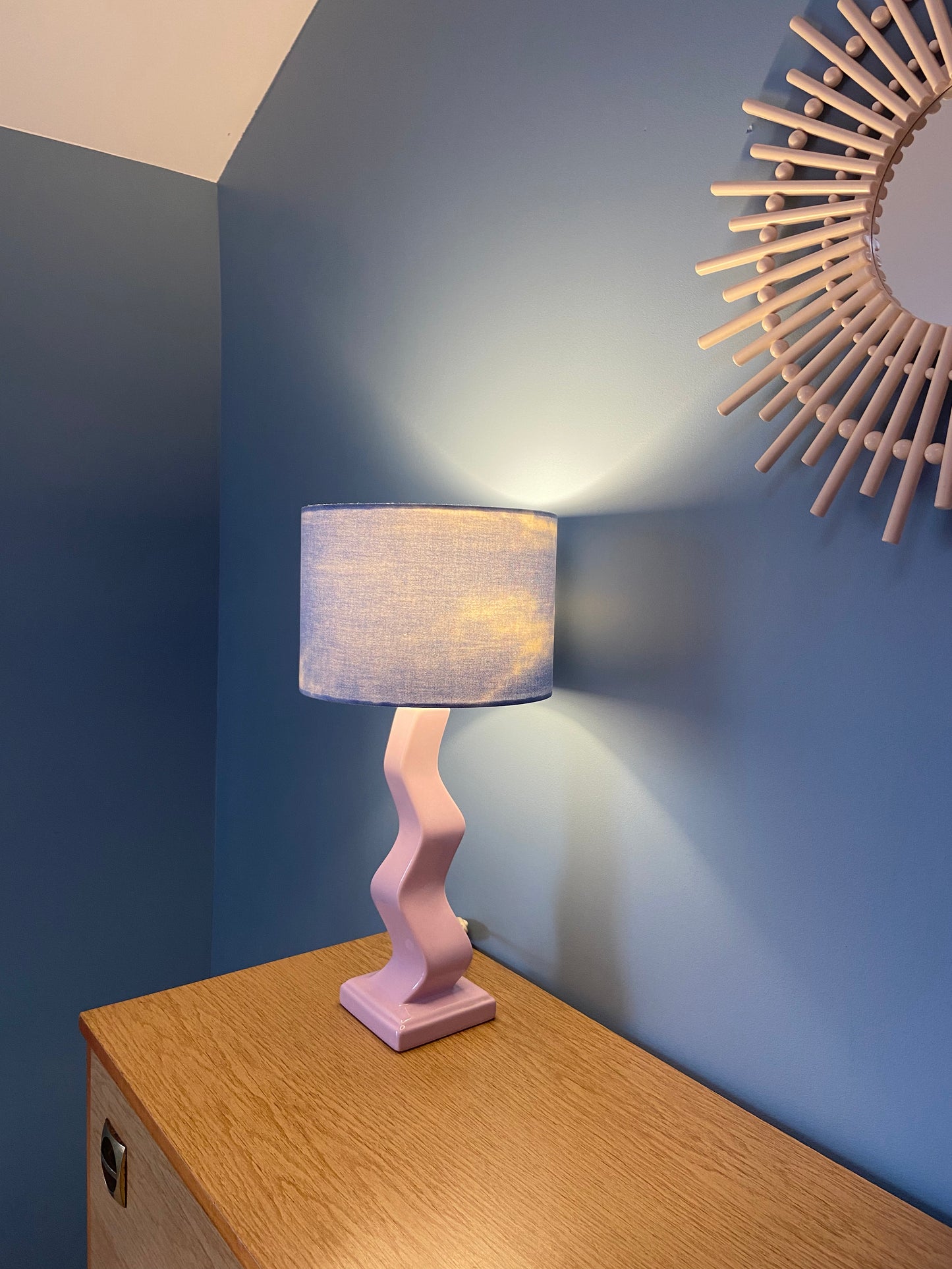 Lampe Créa CHACH pied céramique ondulé rose poudré abat-jour CIEL