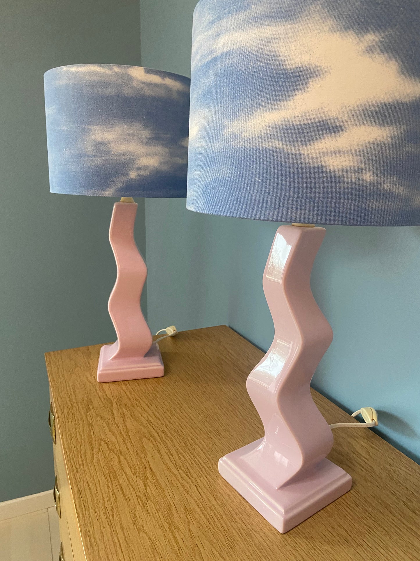 Lampe Créa CHACH pied céramique ondulé rose poudré abat-jour CIEL