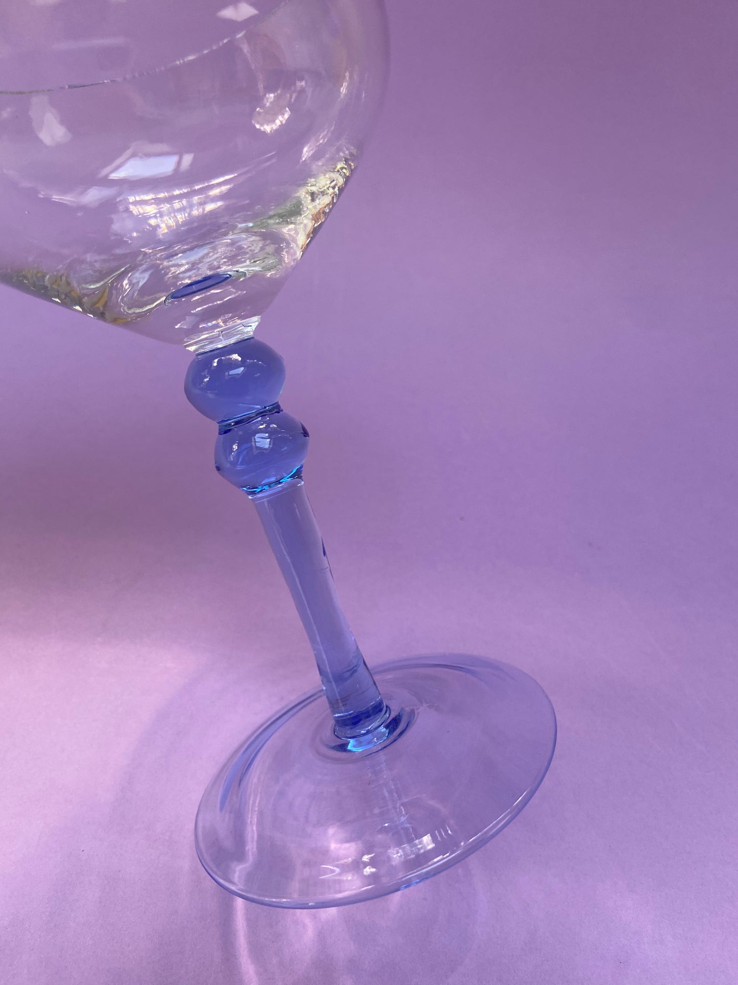 Verre à Martini pied boules bleu ciel