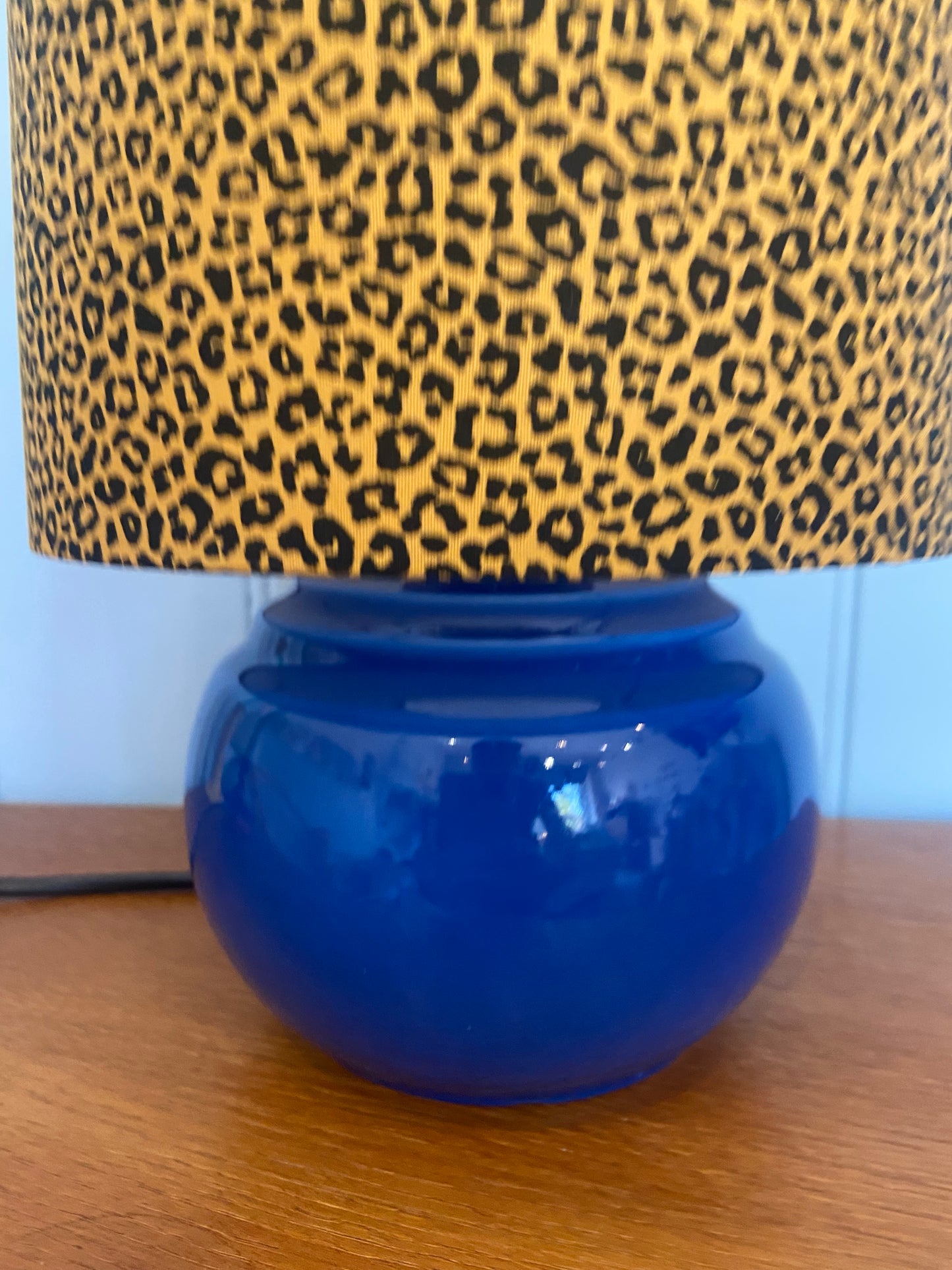 Lampe créa CHACH pied boule céramique bleue abat jour LÉOPARD