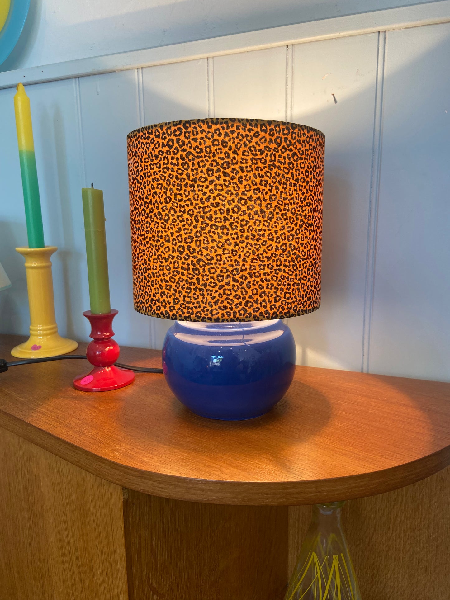 Lampe créa CHACH pied boule céramique bleue abat jour LÉOPARD