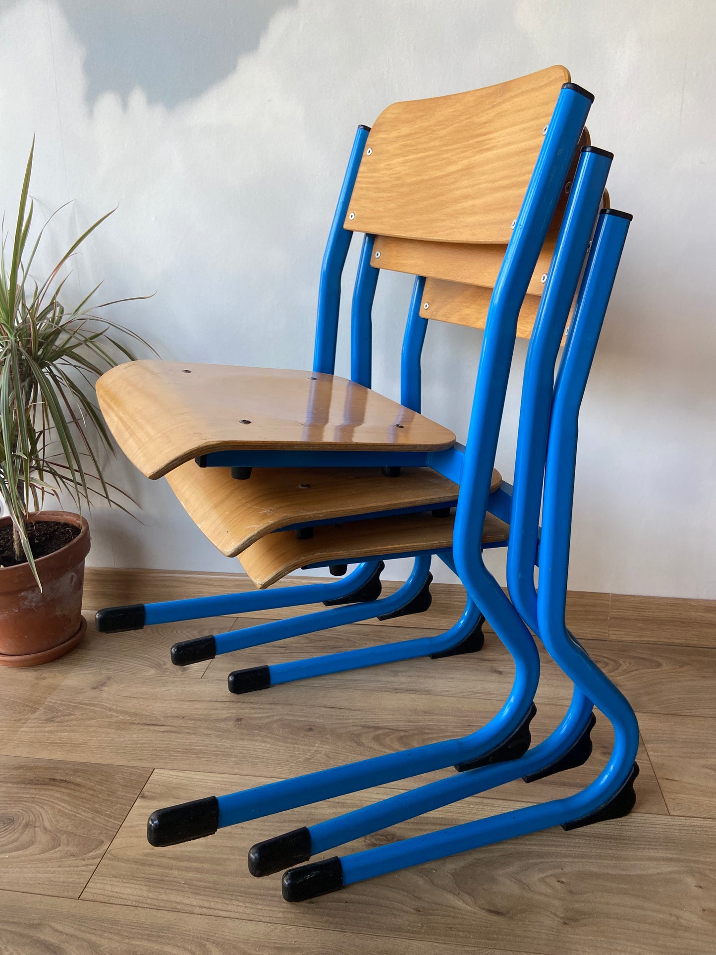 Chaise écolier bois et structure « traîneau » métal bleu