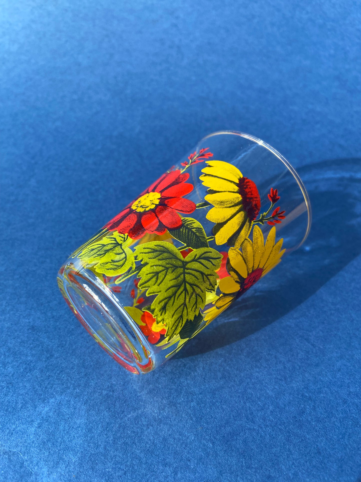 Verre à eau fleuri