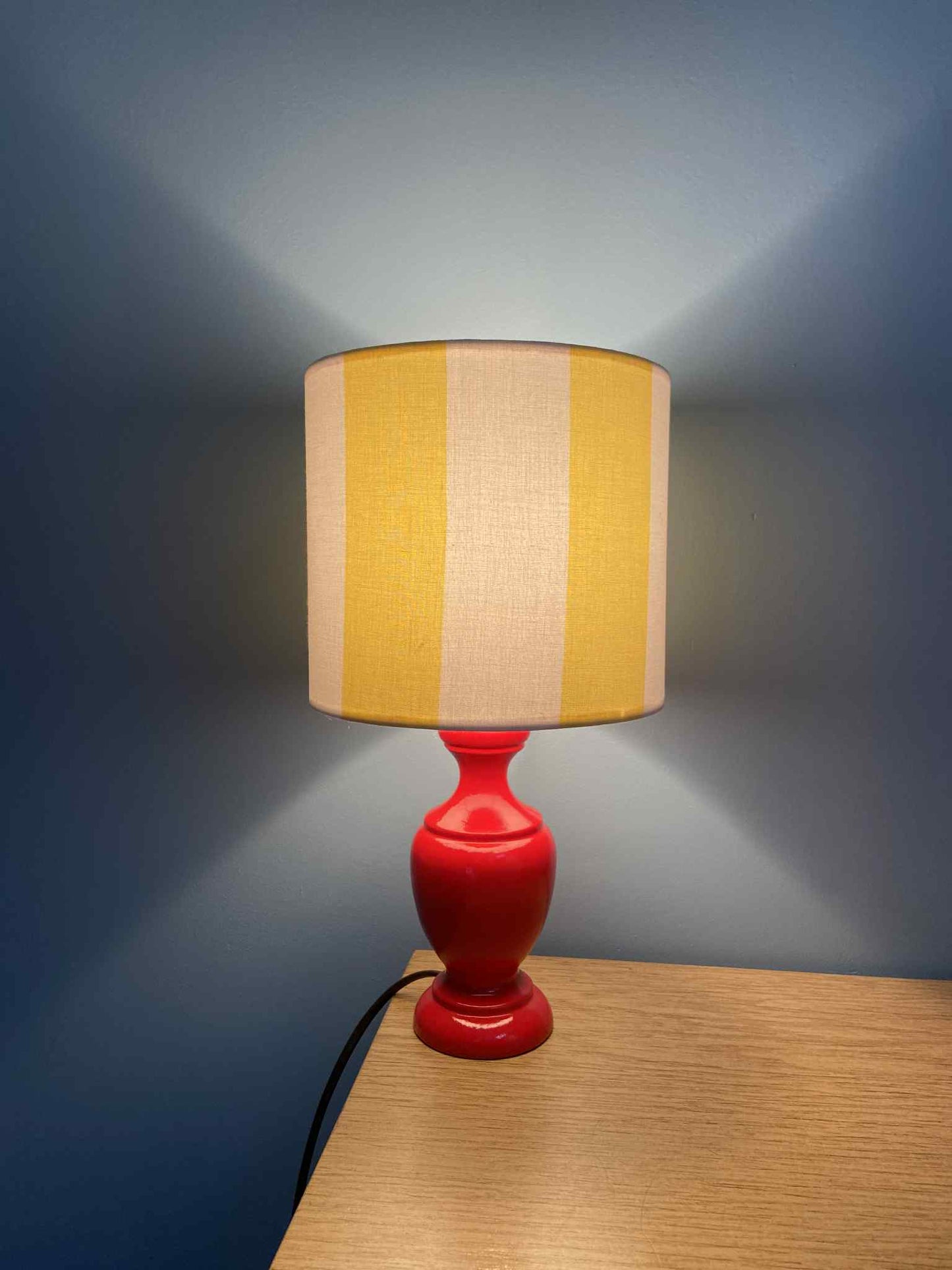 Lampe CHACH créa pied bois Rouge abat -jour Rayures jaune beurre