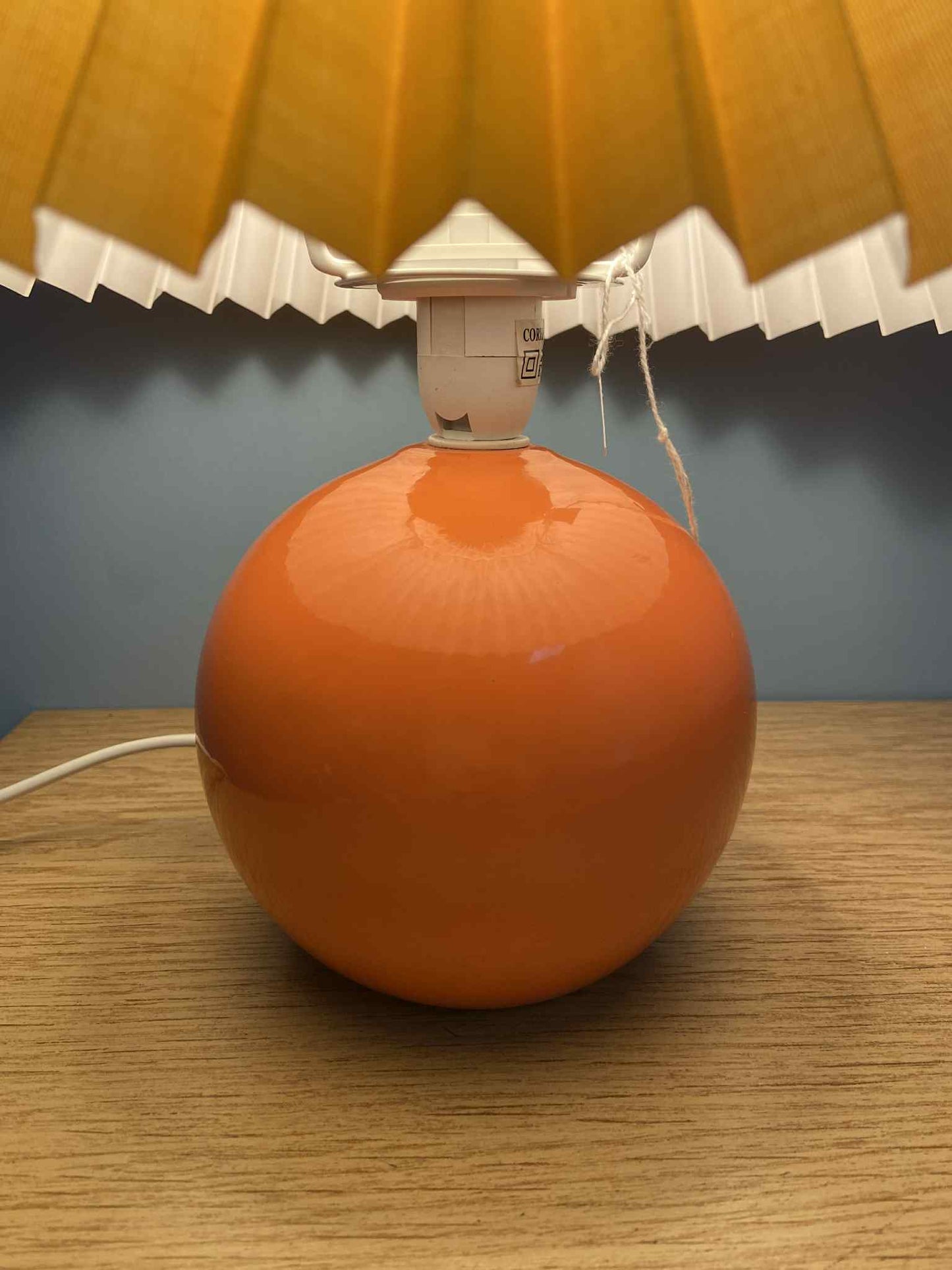Lampe vitaminée ORANGE pied céramique orange abat-jour plissé
