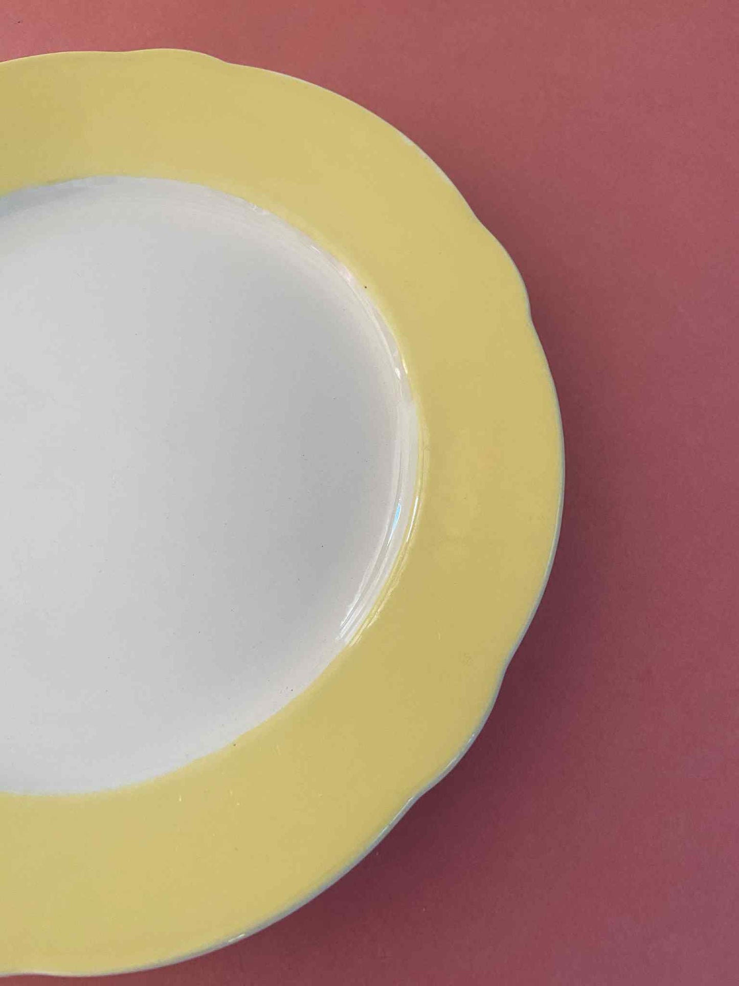 Assiette ondulée PASTEL JAUNE