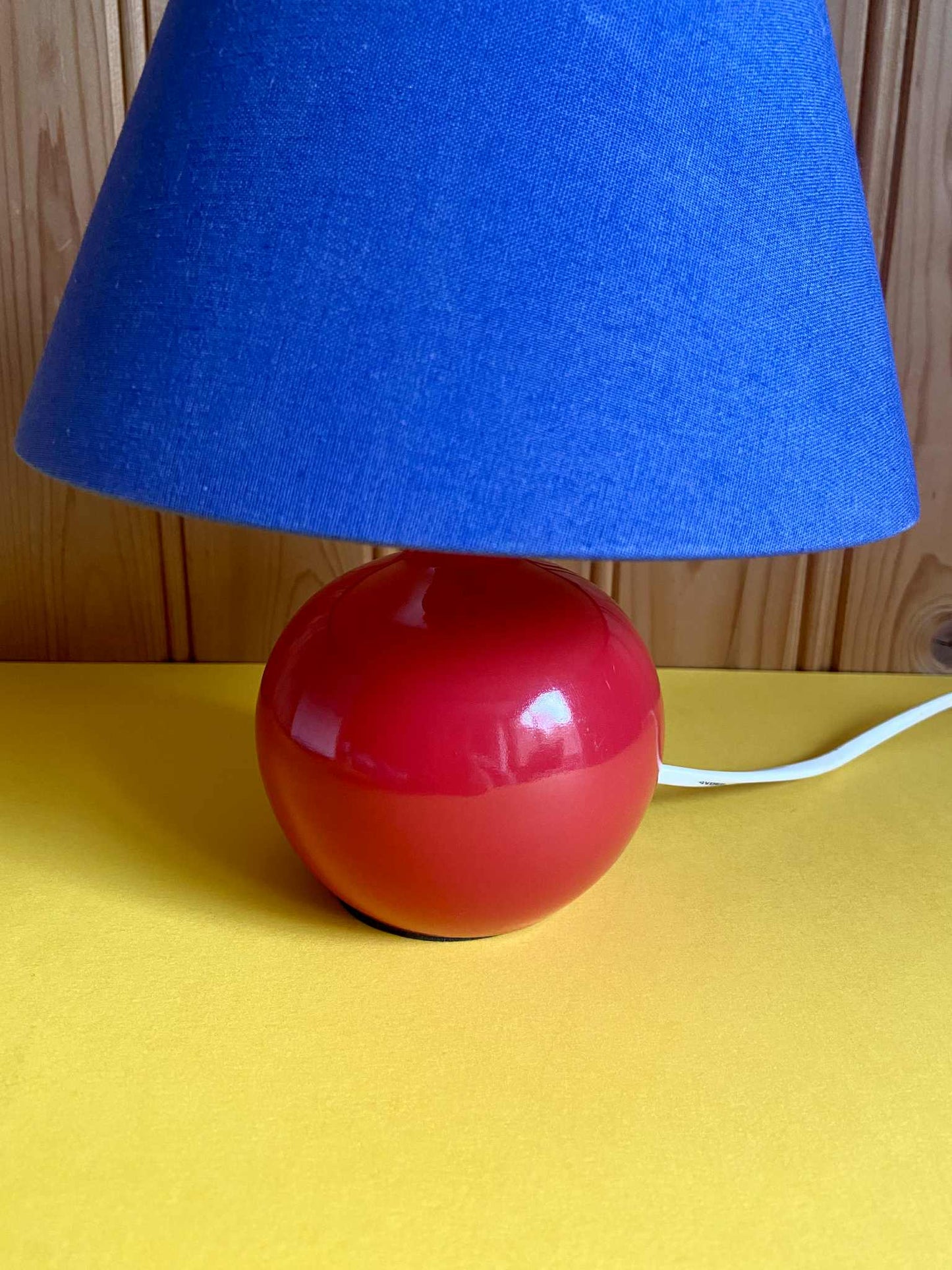 Lampe BI-COLORE pied céramique boule rouge abat-jour bleu