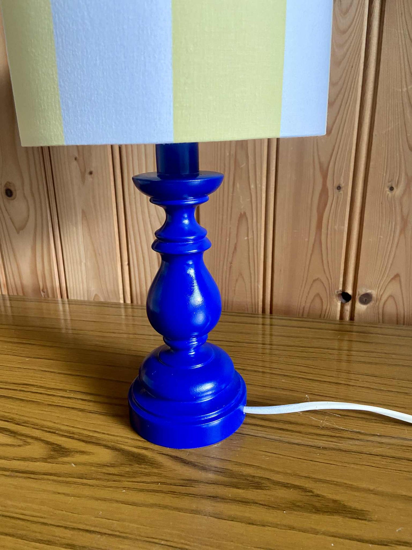 Lampe Création CHACH pied bleu électrique abat-jour rayures jaune pâle