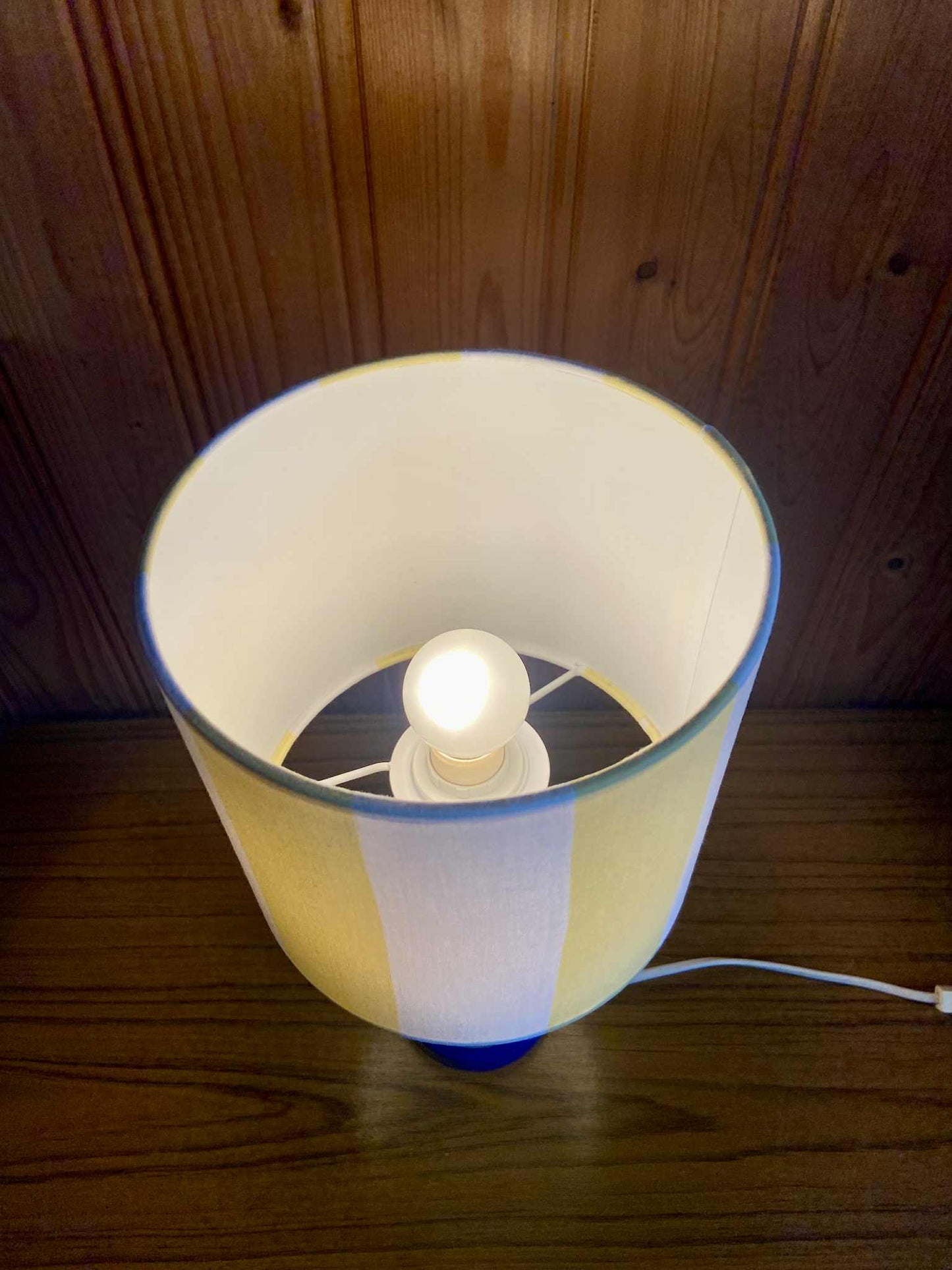 Lampe Création CHACH pied bleu électrique abat-jour rayures jaune pâle