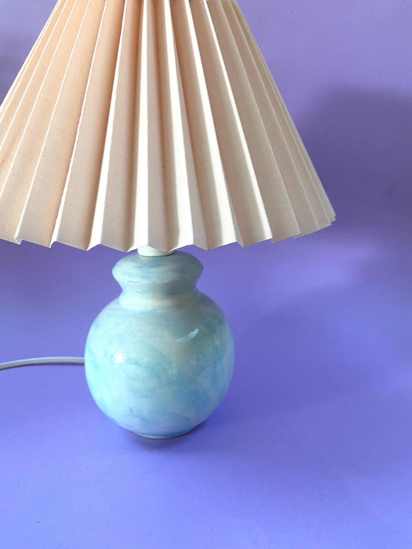 Lampe pied céramique marbré Bleu abat-jour plissé ROSE POUDRE