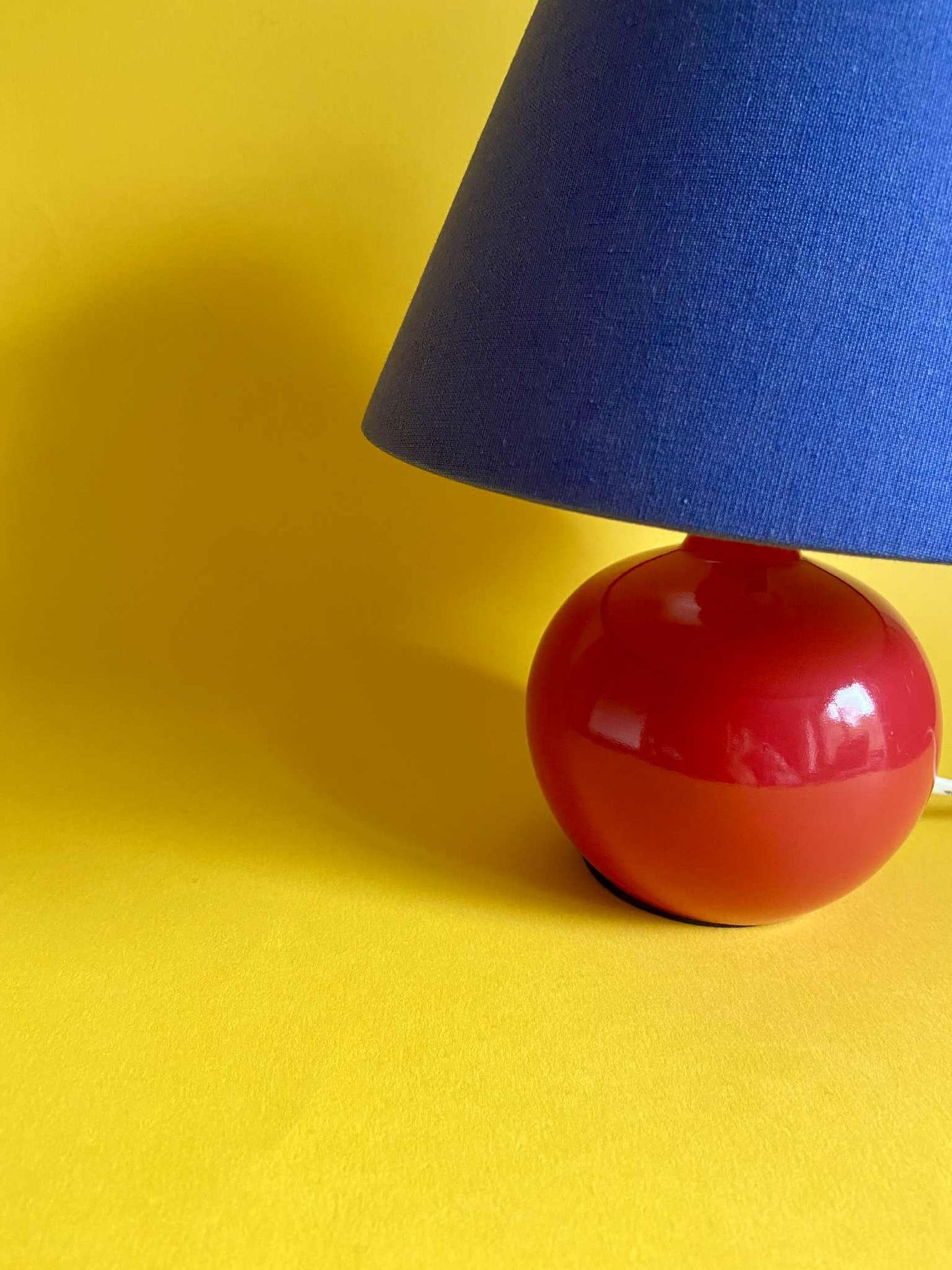 Lampe BI-COLORE pied céramique boule rouge abat-jour bleu