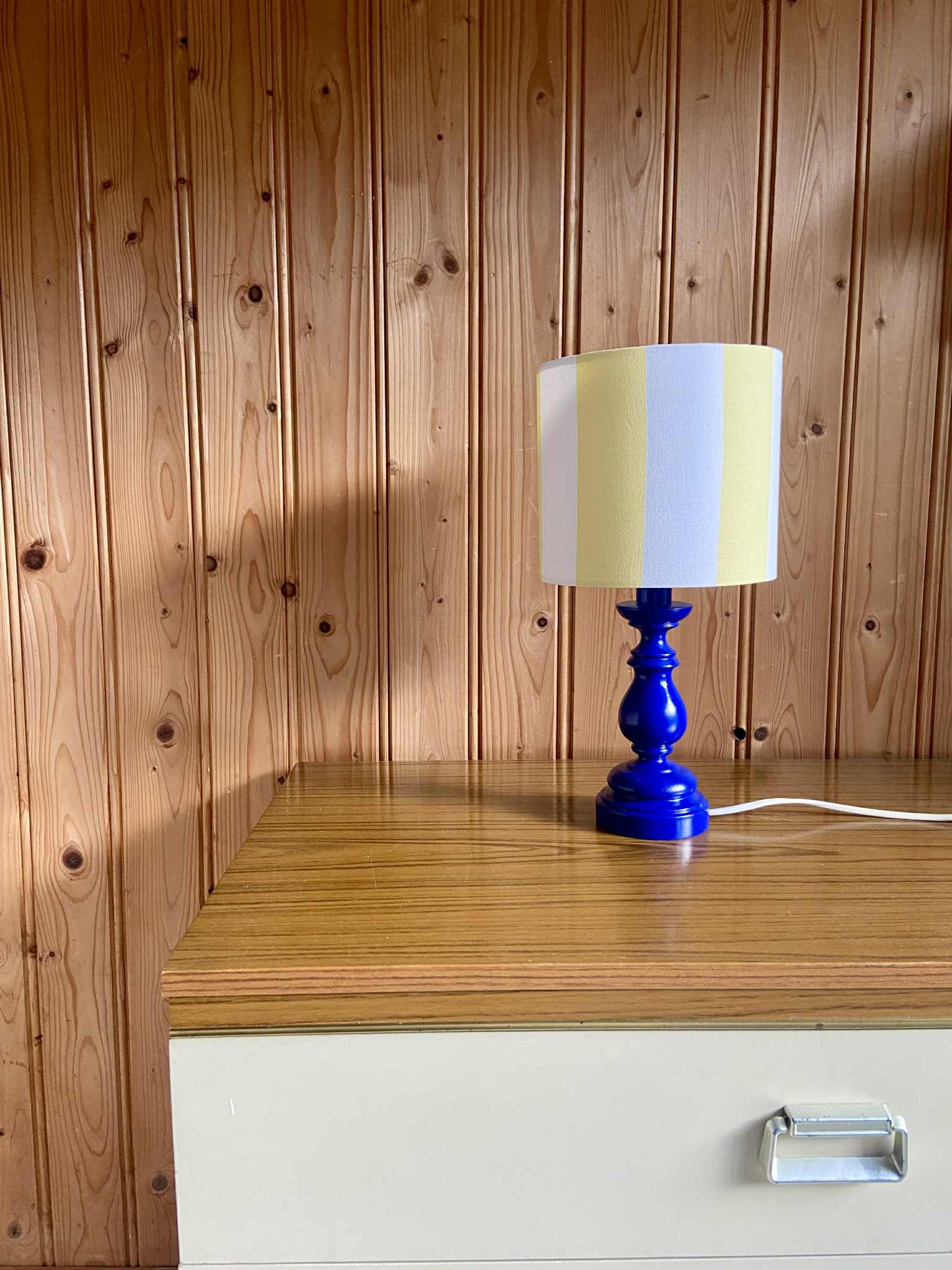 Lampe Création CHACH pied bleu électrique abat-jour rayures jaune pâle