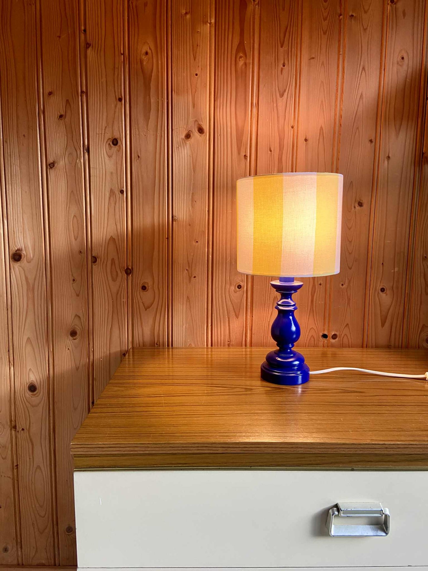 Lampe Création CHACH pied bleu électrique abat-jour rayures jaune pâle