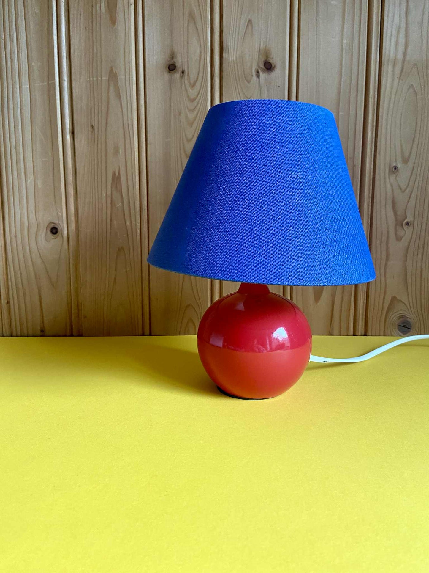 Lampe BI-COLORE pied céramique boule rouge abat-jour bleu
