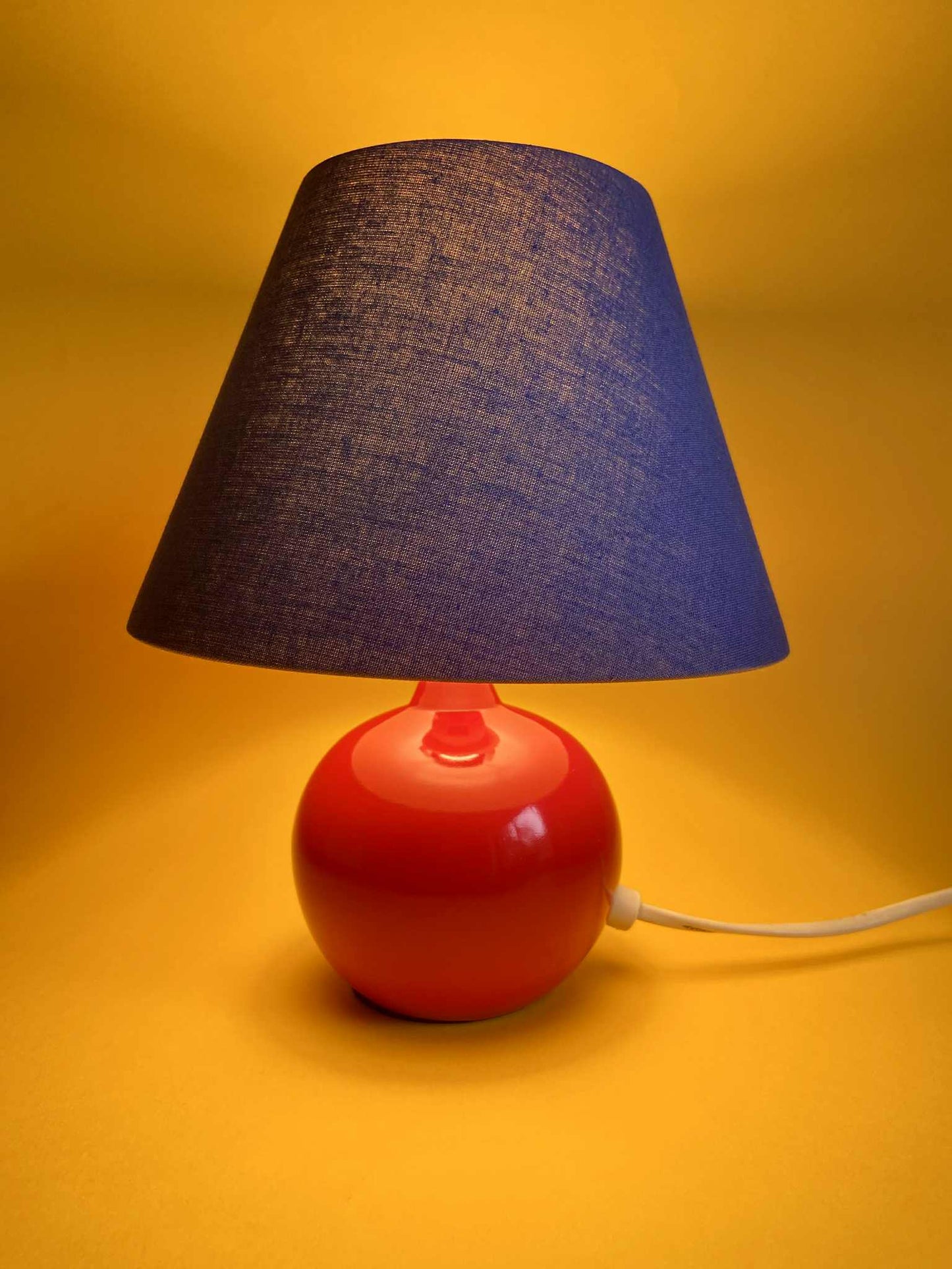 Lampe BI-COLORE pied céramique boule rouge abat-jour bleu