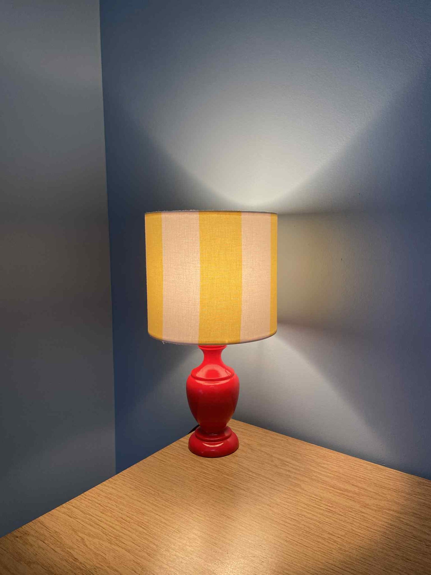 Lampe CHACH créa pied bois Rouge abat -jour Rayures jaune beurre