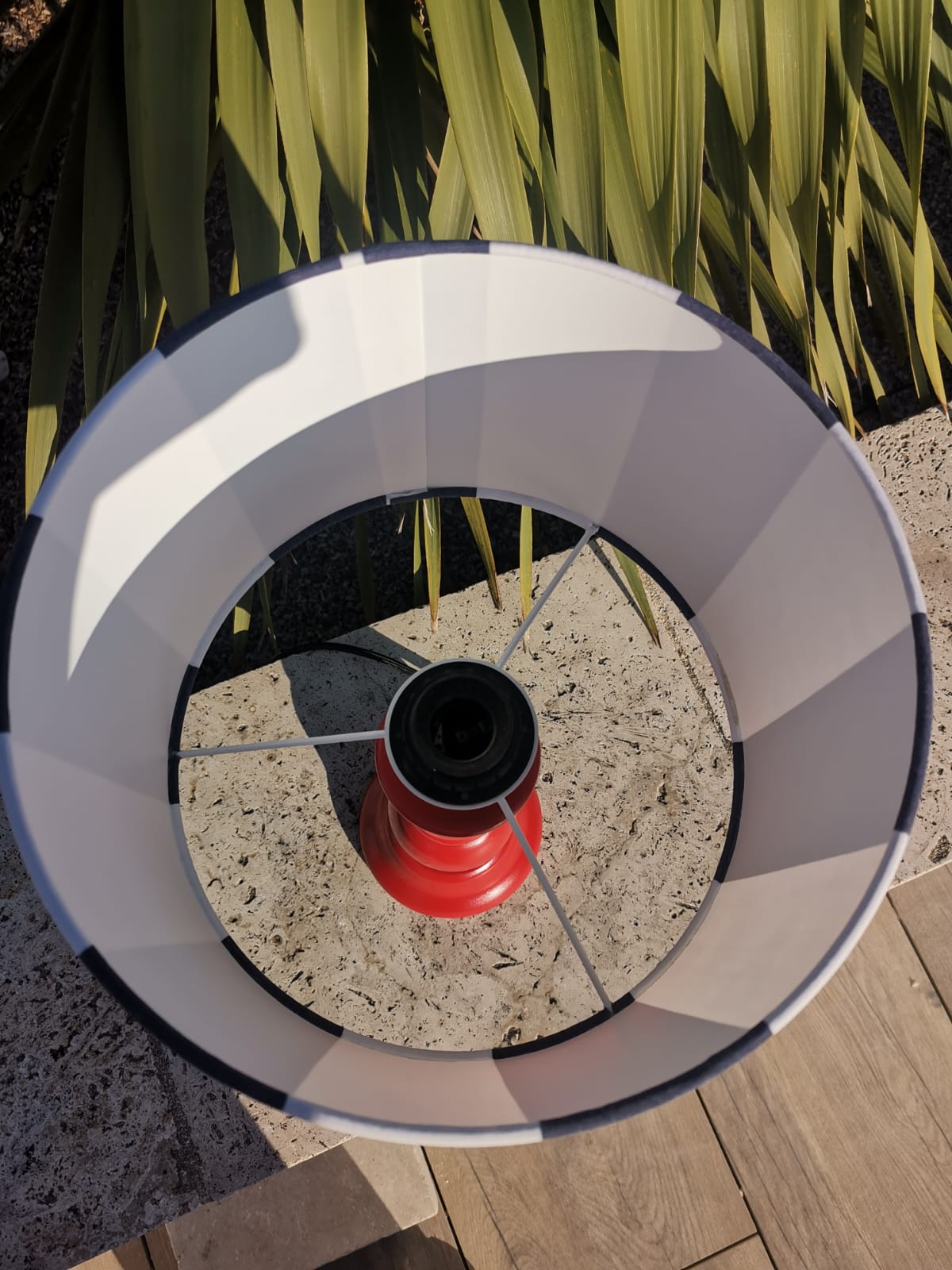 Grande lampe pied bois rouge abat-jour RAYURES bleu marine