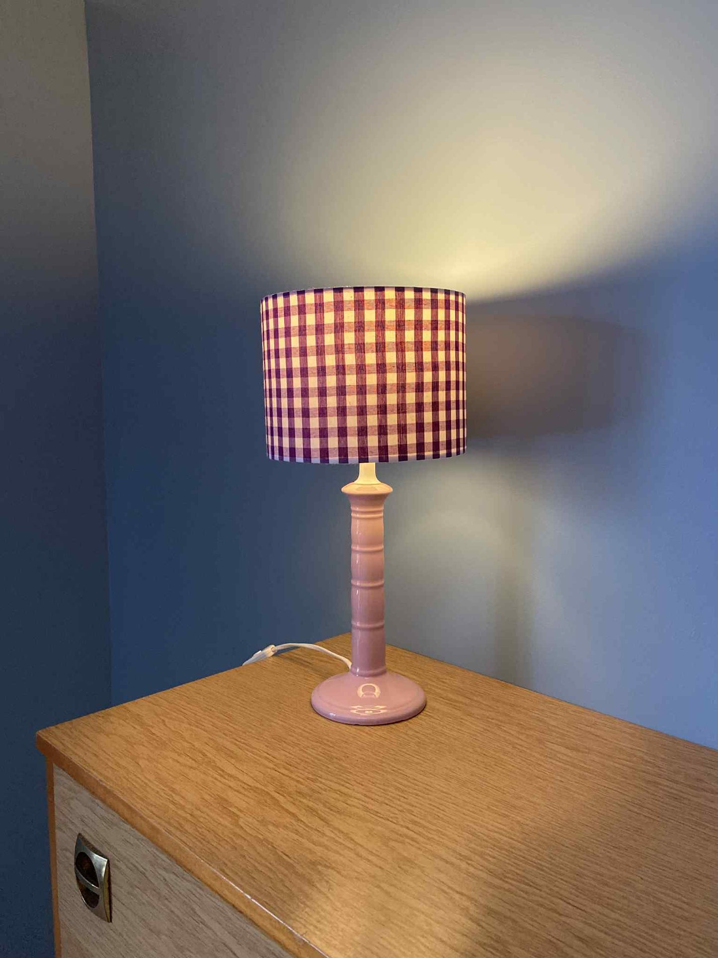 Lampe CHACH création pied céramique rose bonbon abat-jour VICHY violet