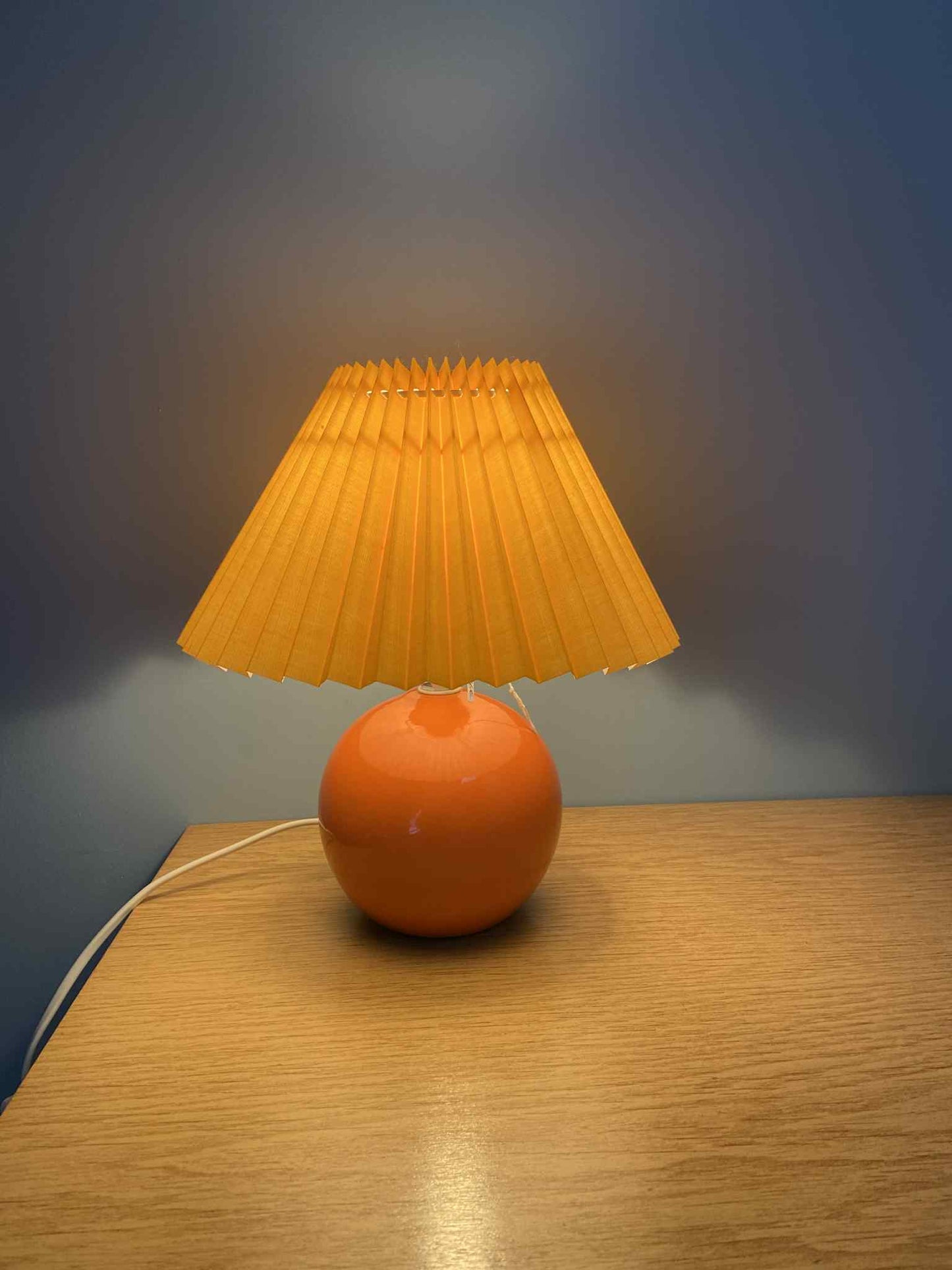 Lampe vitaminée ORANGE pied céramique orange abat-jour plissé