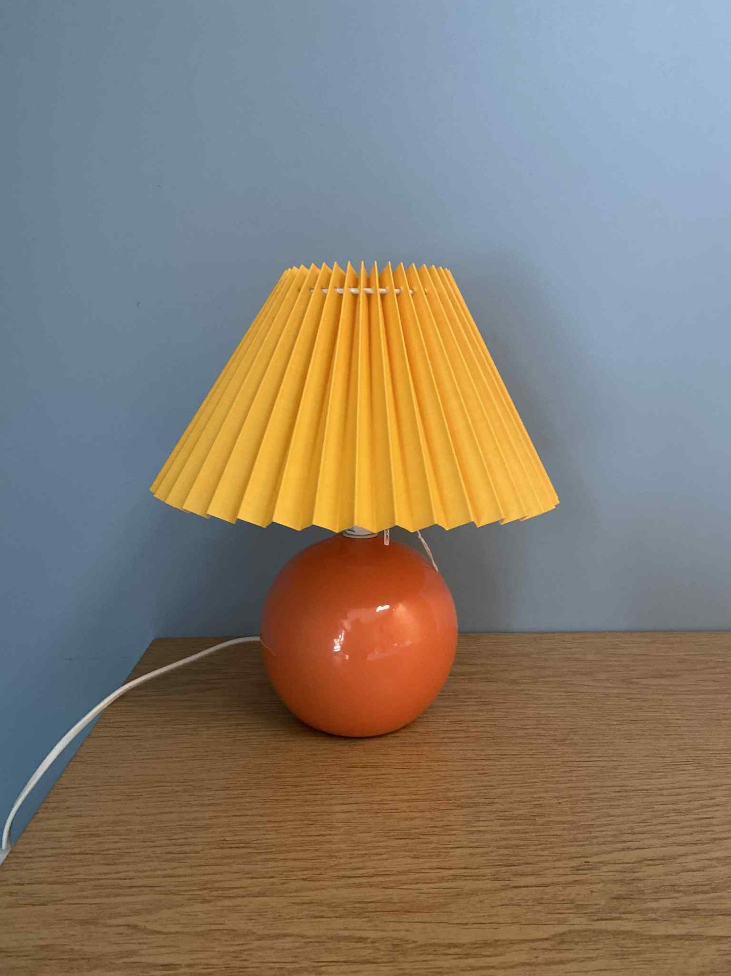Lampe vitaminée ORANGE pied céramique orange abat-jour plissé