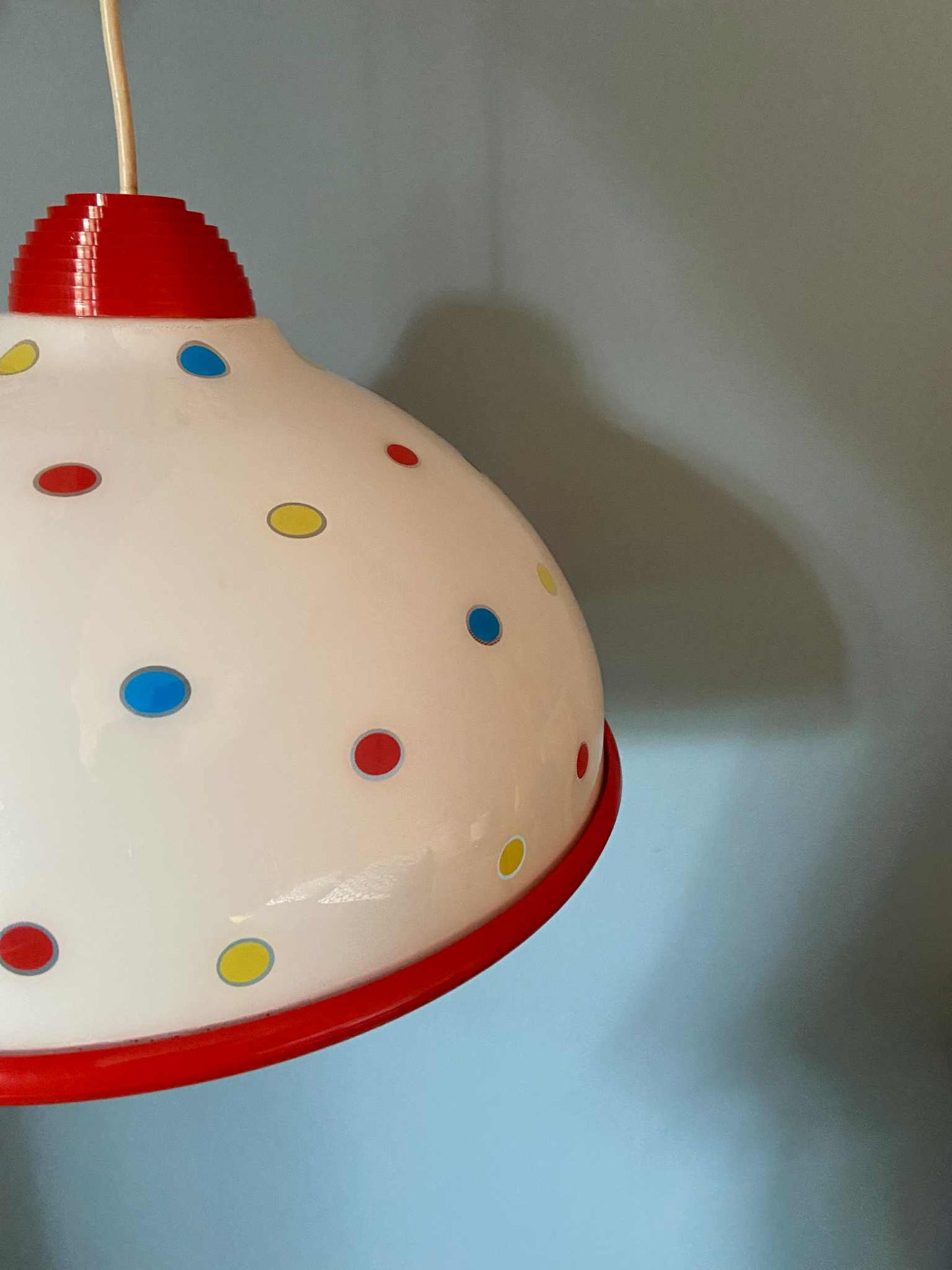 Suspension plastique à POIS couleurs primaires