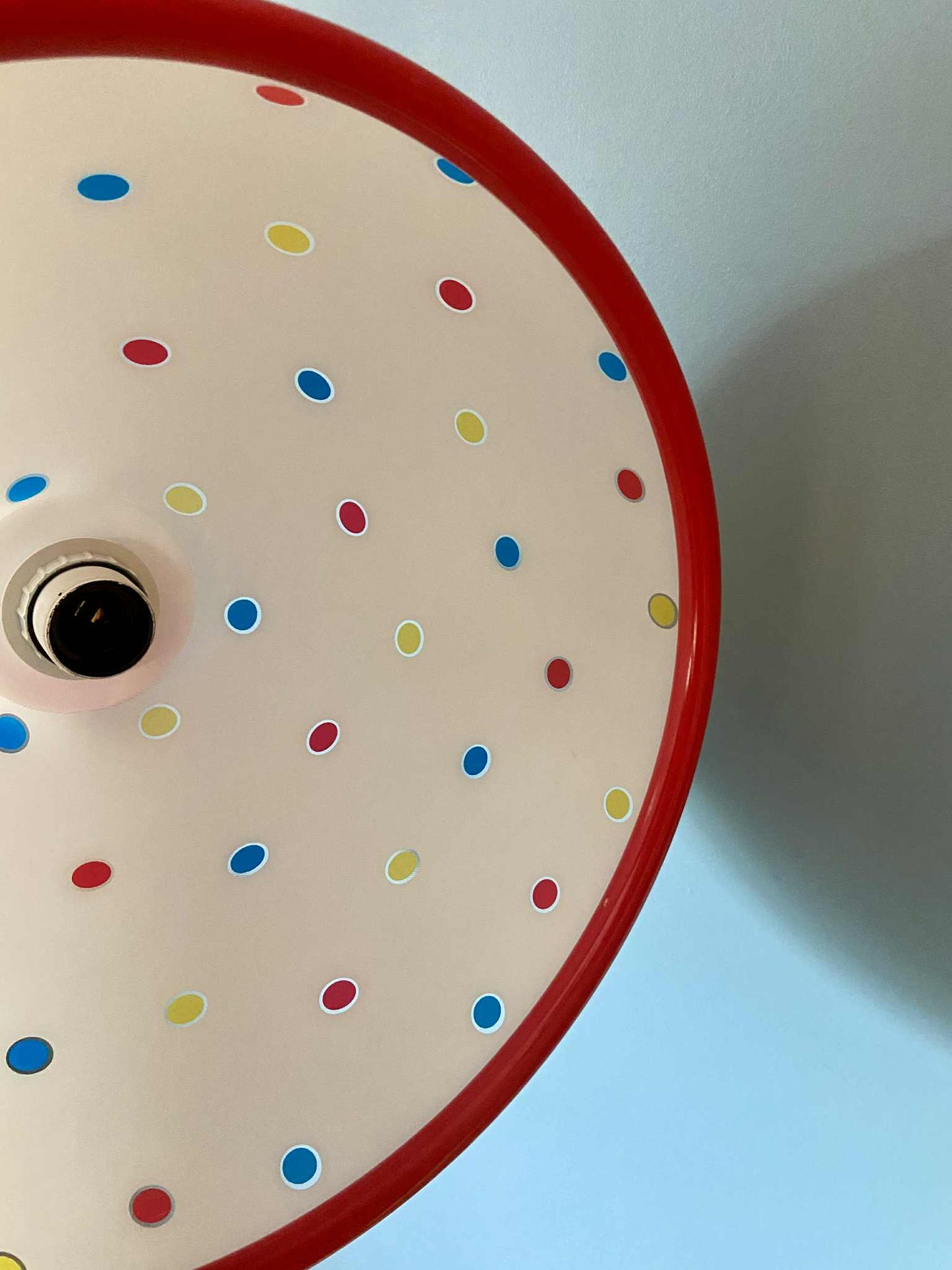 Suspension plastique à POIS couleurs primaires