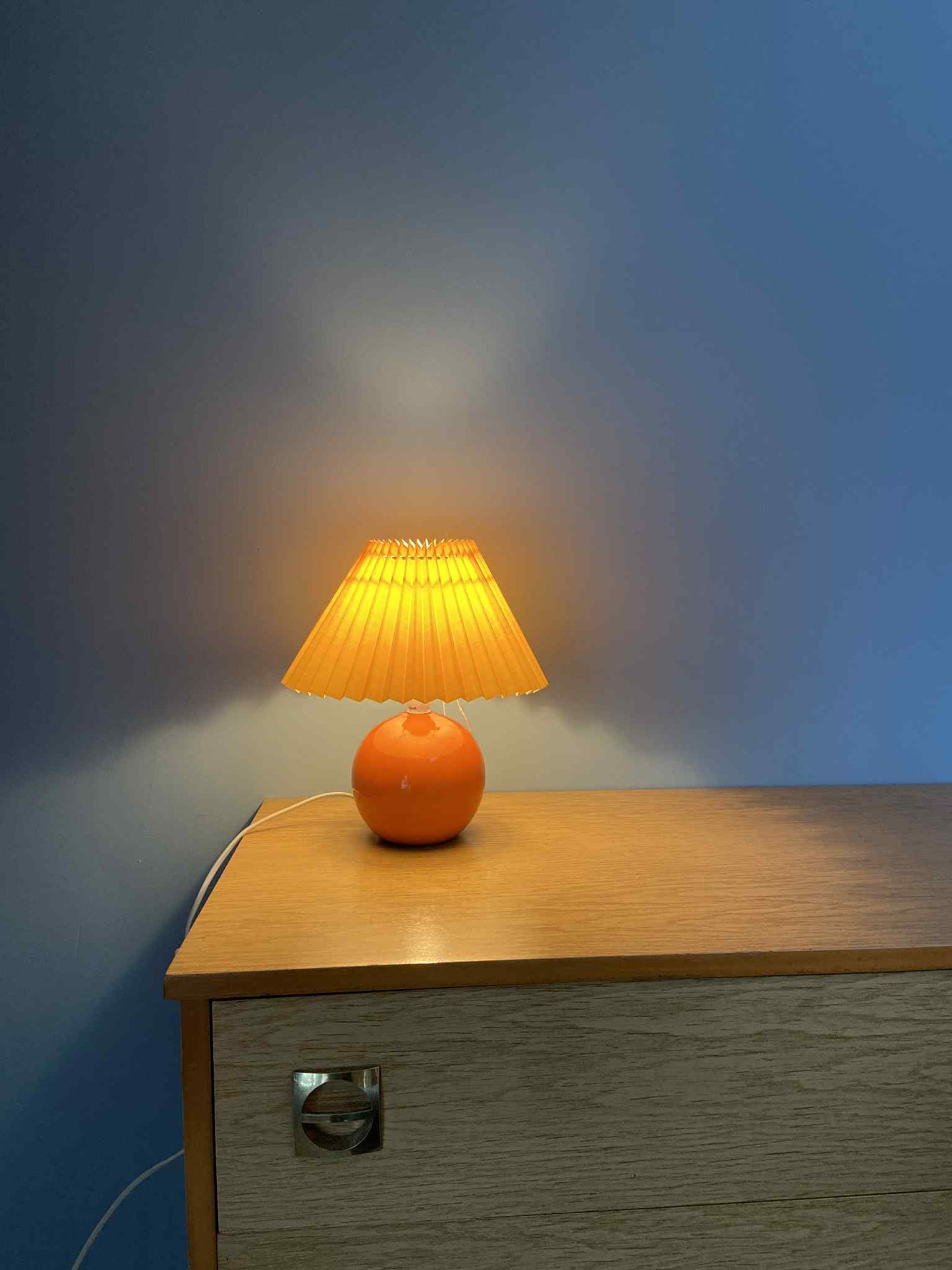 Lampe vitaminée ORANGE pied céramique orange abat-jour plissé