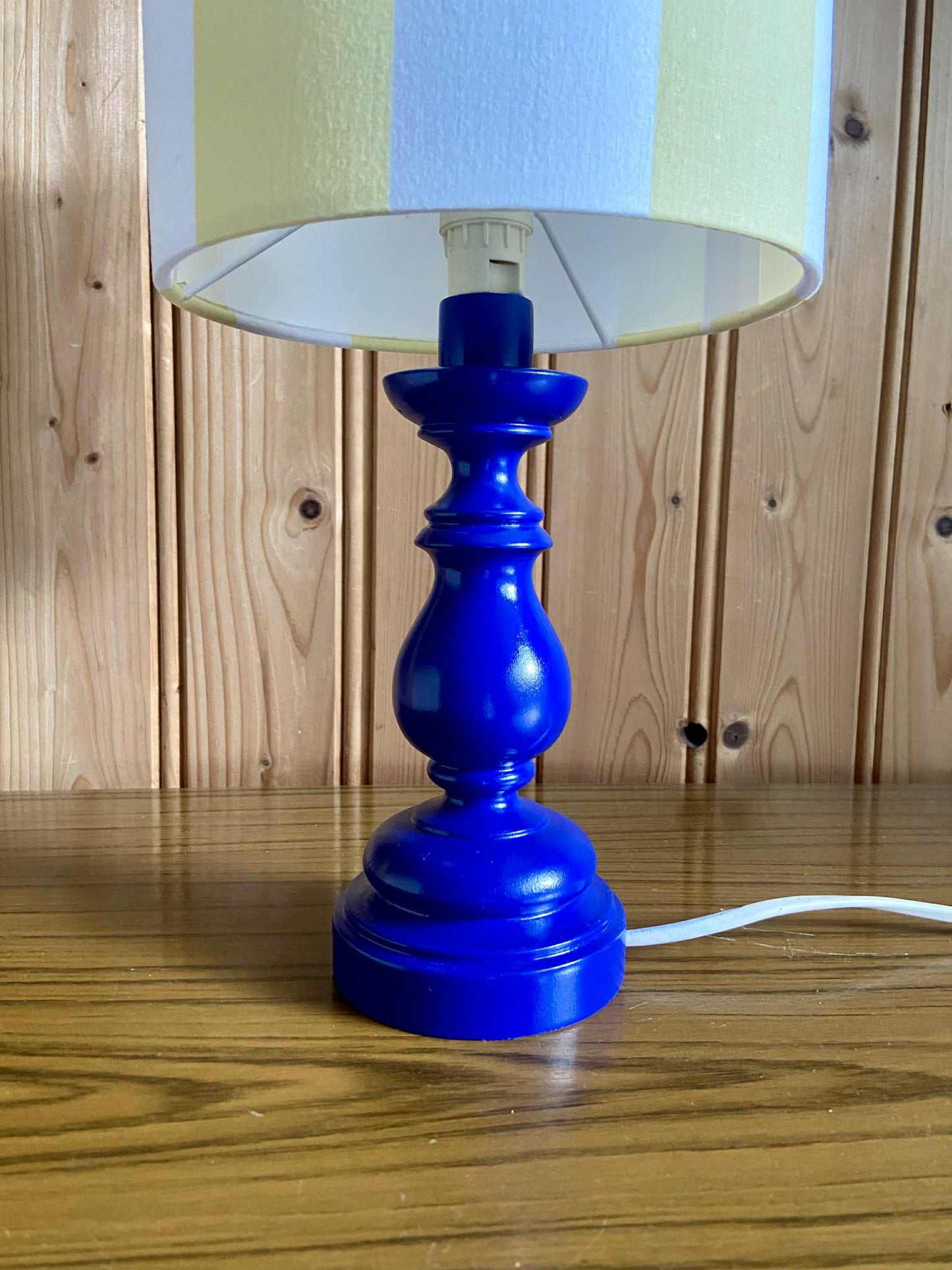 Lampe Création CHACH pied bleu électrique abat-jour rayures jaune pâle