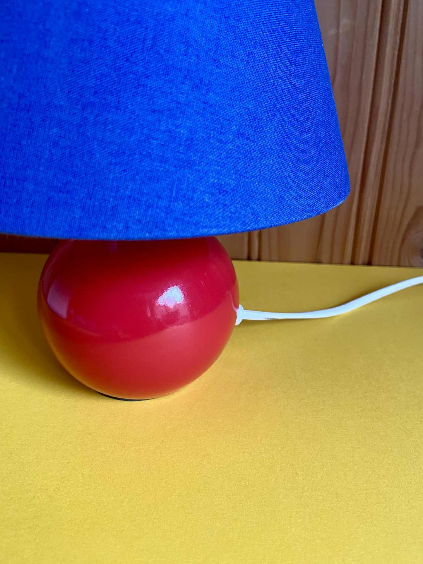 Lampe BI-COLORE pied céramique boule rouge abat-jour bleu