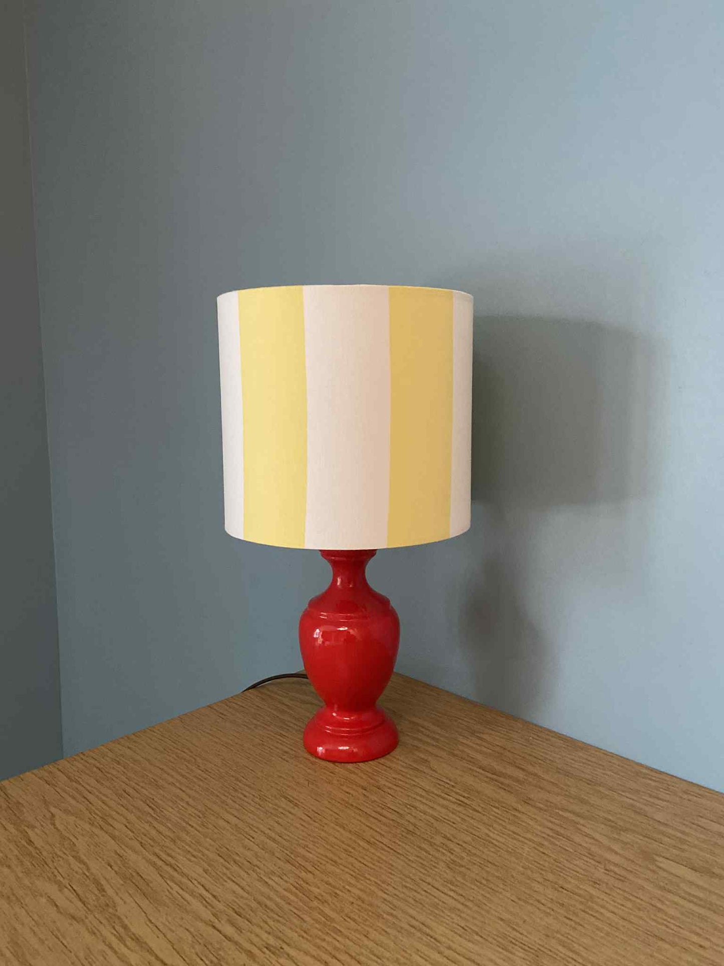 Lampe CHACH créa pied bois Rouge abat -jour Rayures jaune beurre