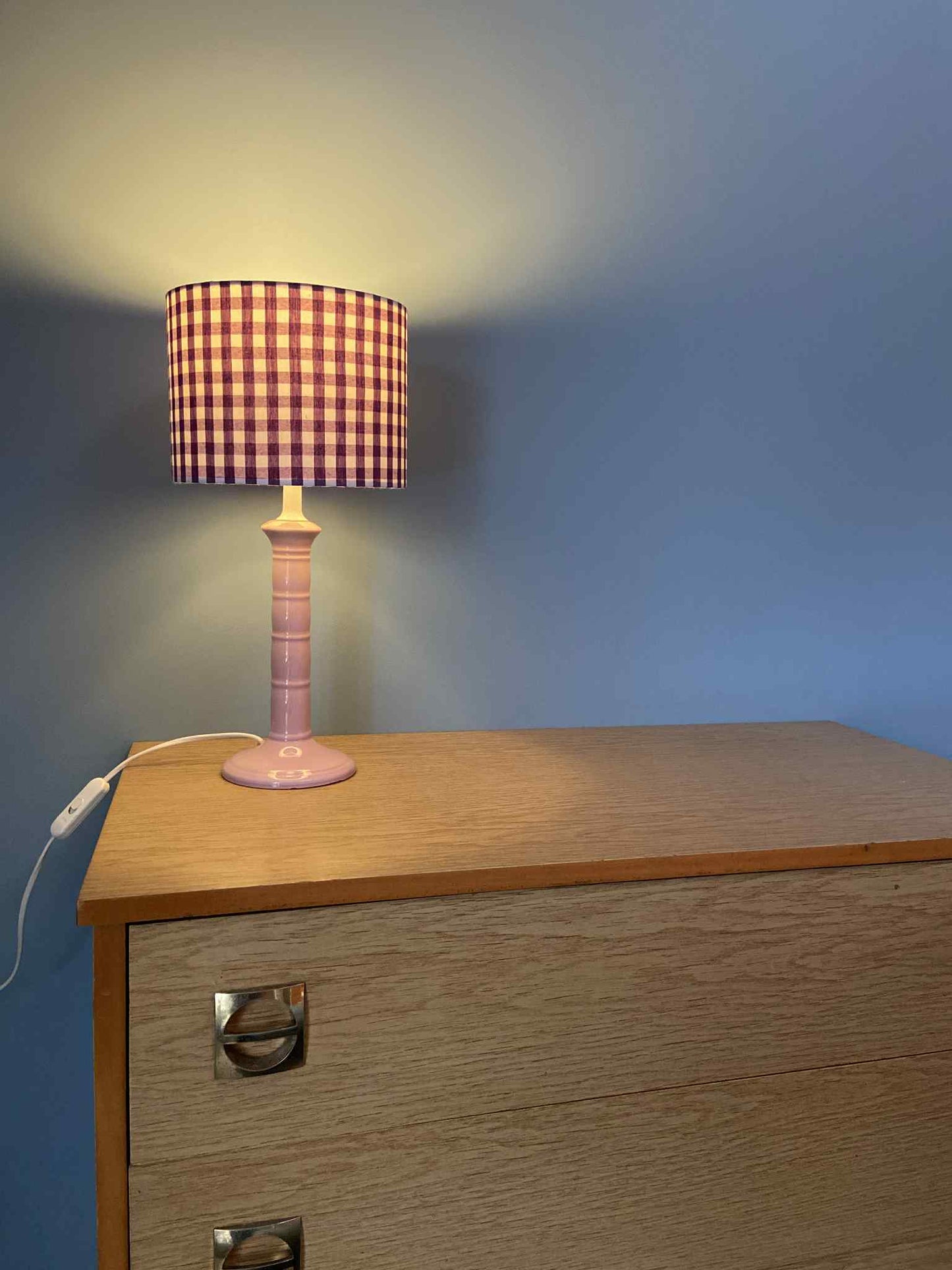 Lampe CHACH création pied céramique rose bonbon abat-jour VICHY violet