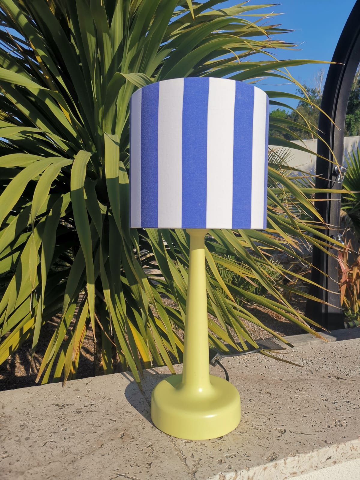 Lampe pied bois vert anis abat-jour RAYURES bleu marine