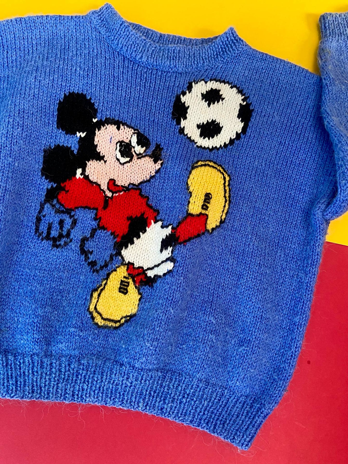 Pull fait main vintage MICKEY au foot