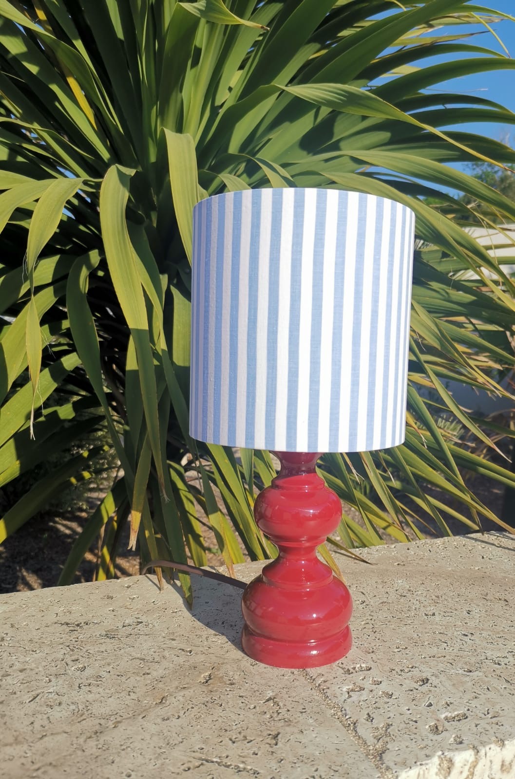 Petite Lampe à poser pied bois Bordeaux Abat-jour RAYURES bleu ciel