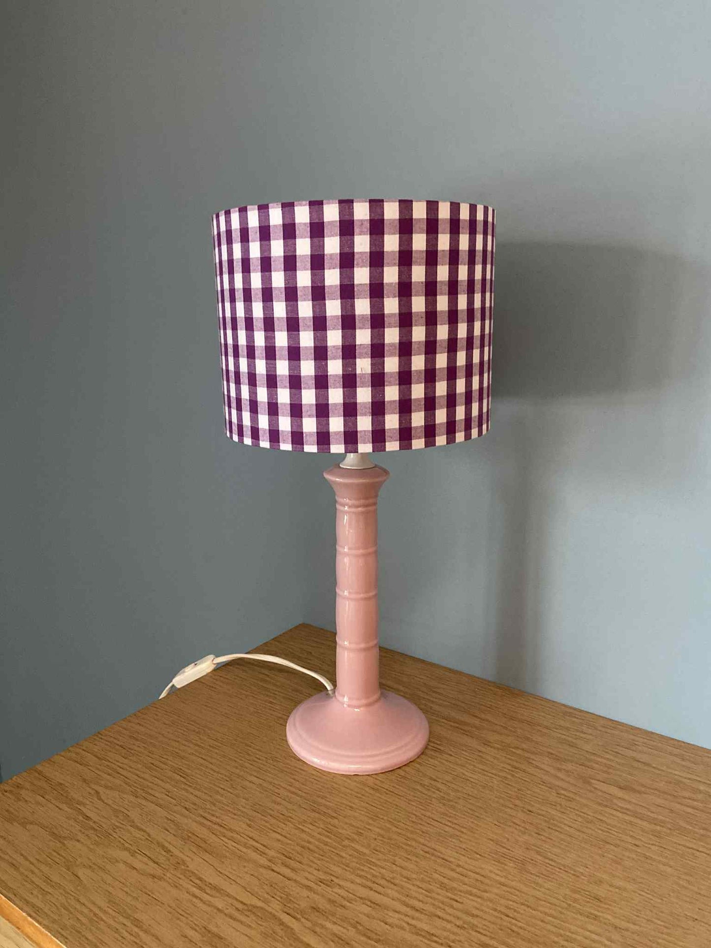 Lampe CHACH création pied céramique rose bonbon abat-jour VICHY violet
