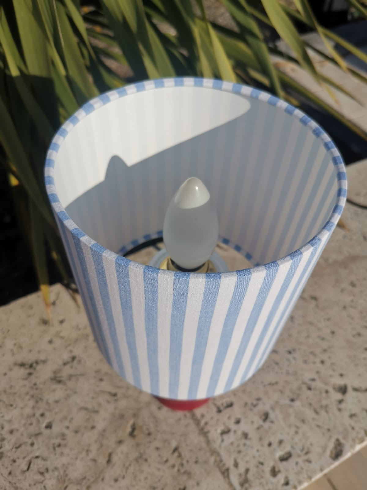 Petite Lampe à poser pied bois Bordeaux Abat-jour RAYURES bleu ciel